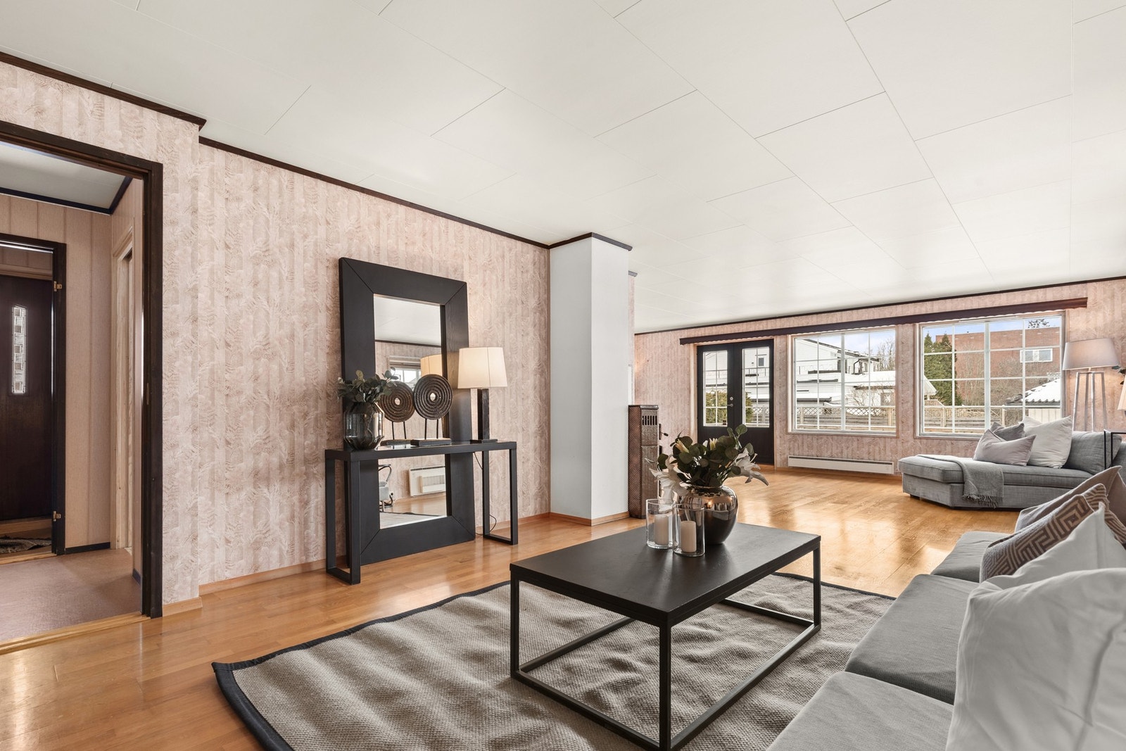 Stor lys stue som lett kan sonemøbleres Galleribilde