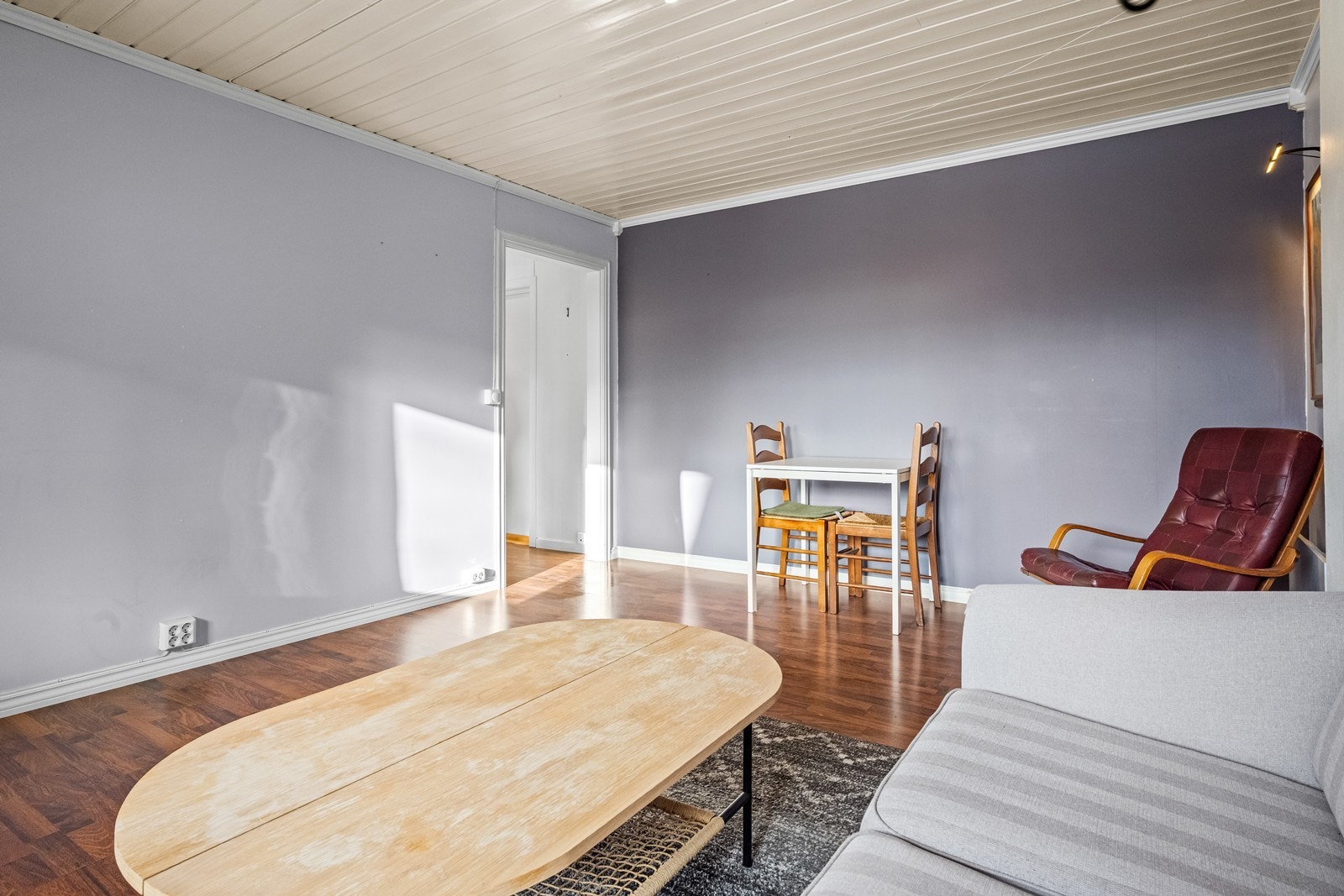 Stuen er et lyst og åpent rom som enkelt kan møbleres med både sittegruppe og spisebord. Galleribilde