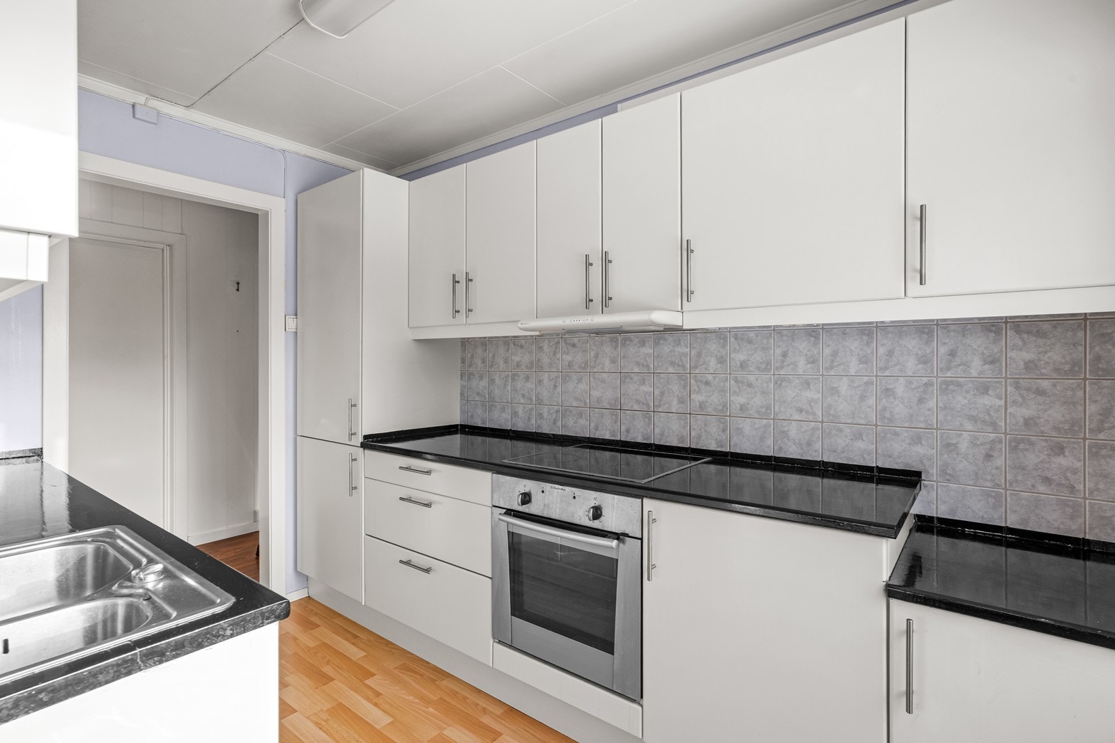 Innredningen har glatte fronter og er utstyrt med integrert stekeovn og platetopp. Galleribilde