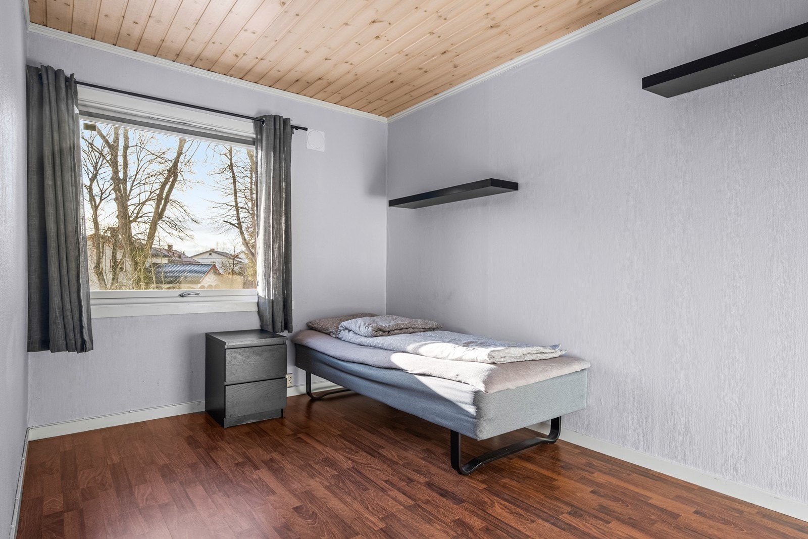 Soverommet har plass til dobbeltseng og tilhørende nattbord. Galleribilde