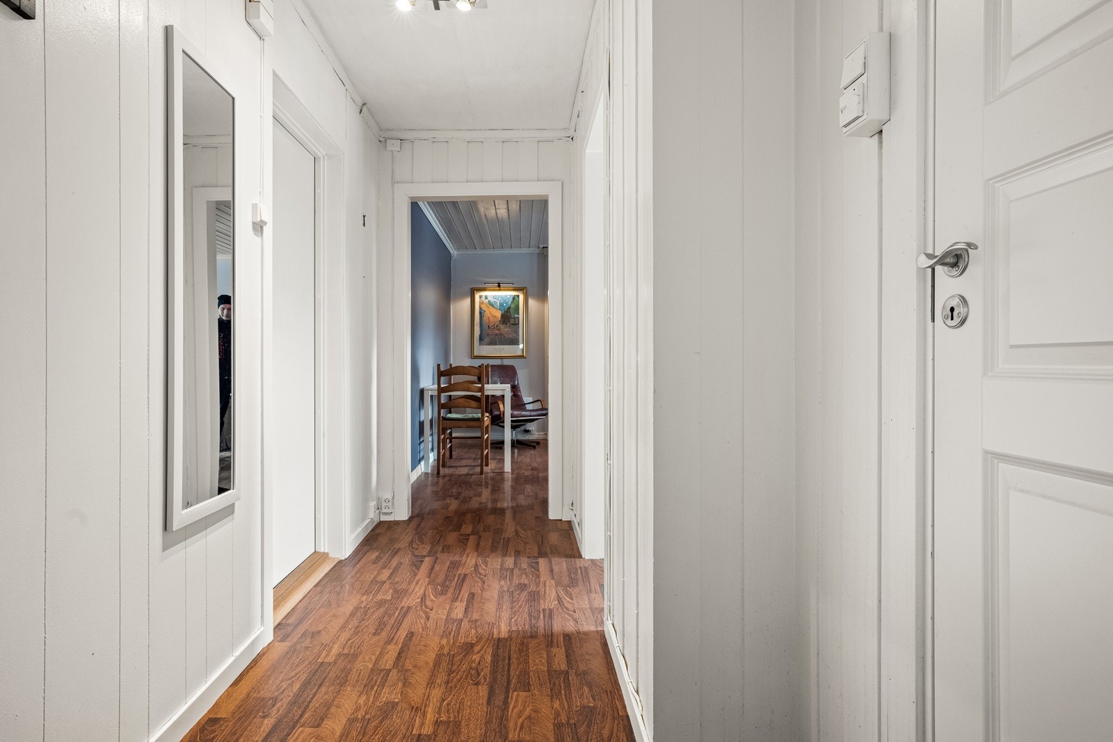 Fra gangen er det tilgang til leilighetens øvrige rom, som skaper en god flyt i boligen. Galleribilde