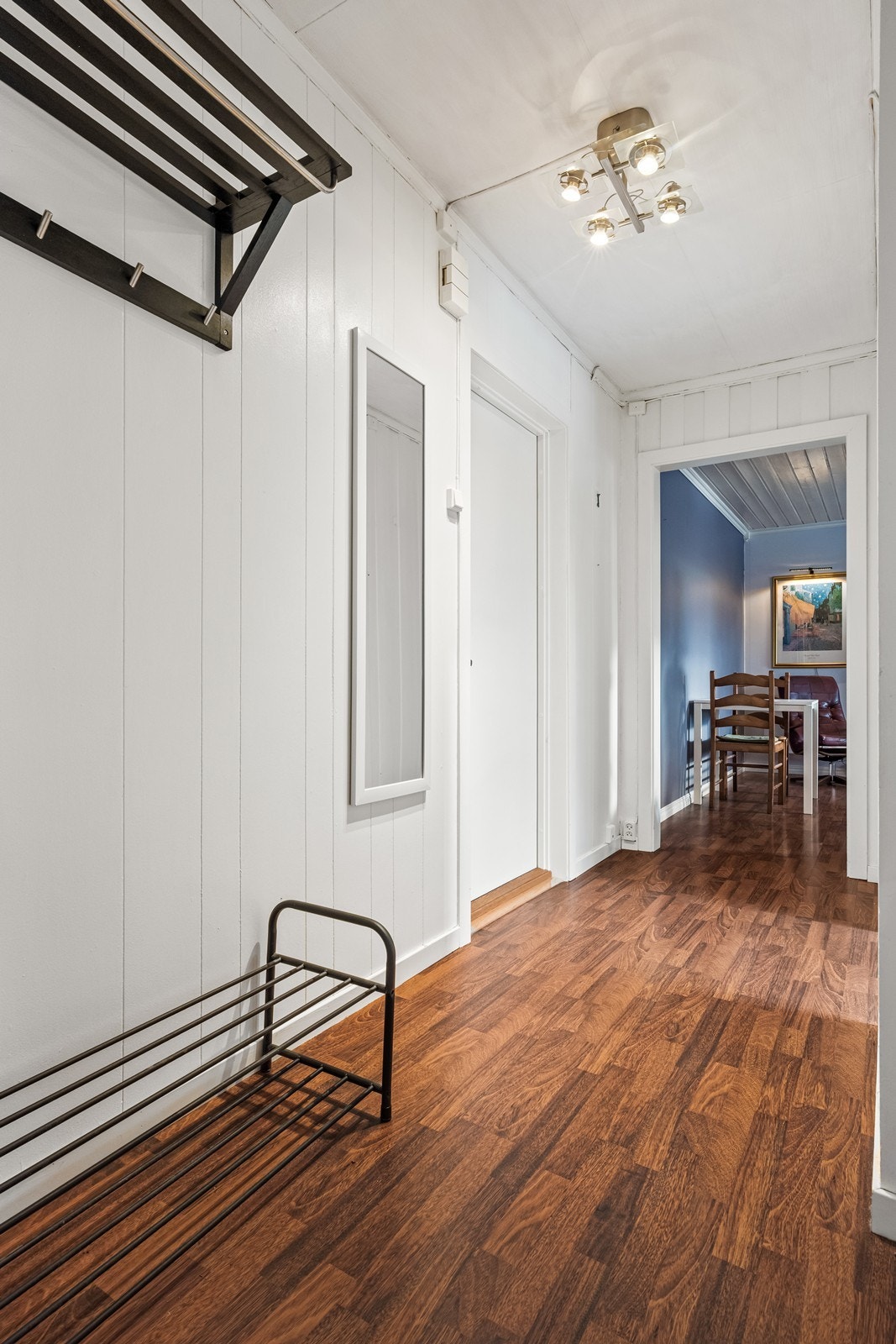 Entréen gir et godt førsteinntrykk og har plass til oppbevaring av yttertøy og sko. Galleribilde