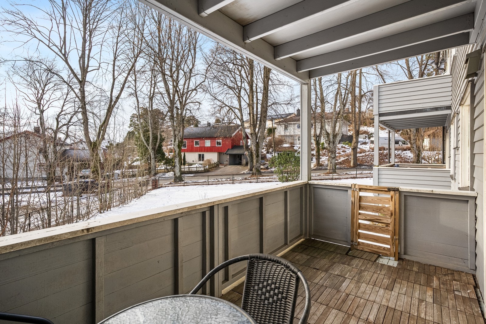 Fra stuen er det utgang til en overbygget balkong med plass til utemøbler. Galleribilde