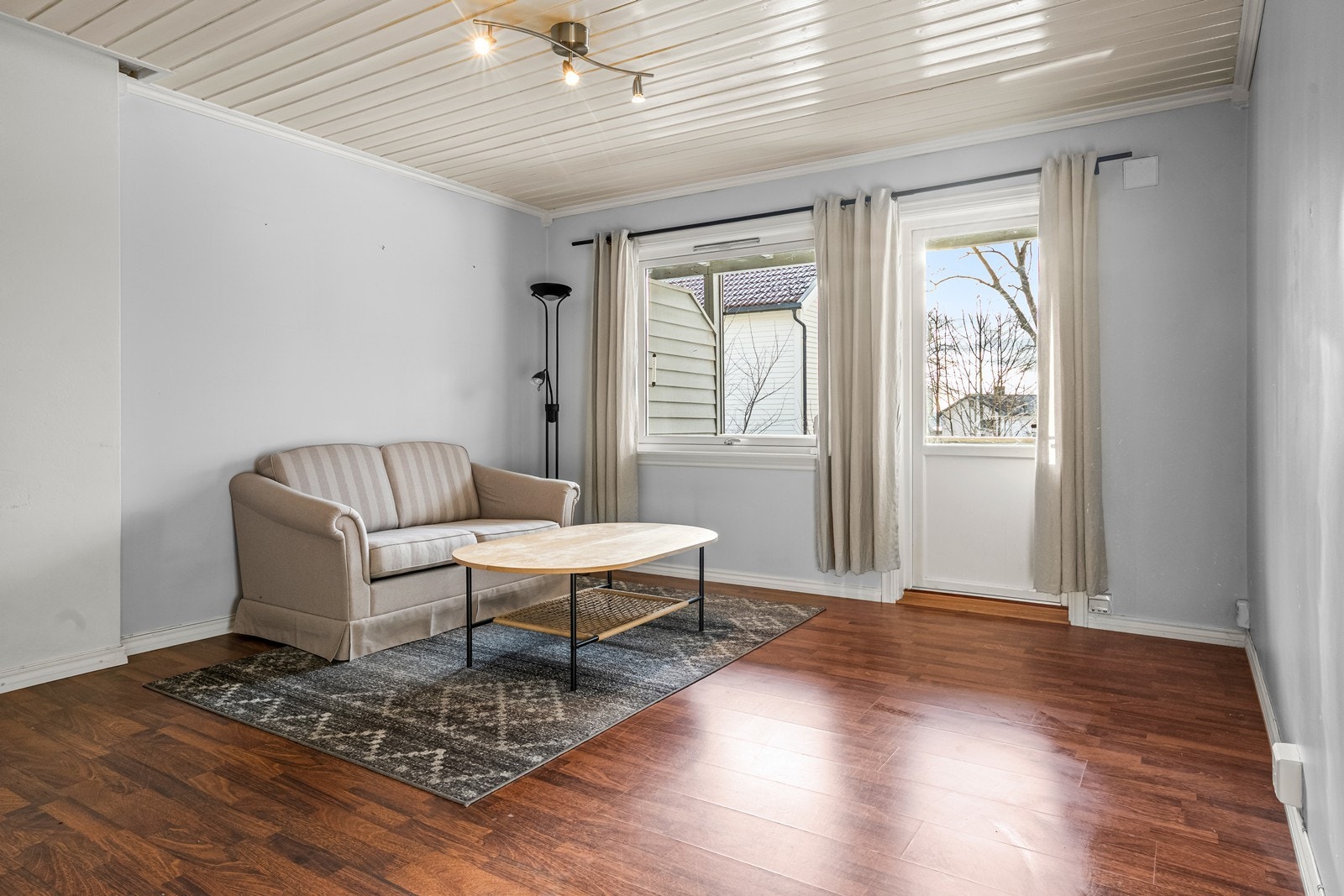 Lys og romslig stue med store vindusflater og gode lysforhold, samt utgang til uteområde. Galleribilde