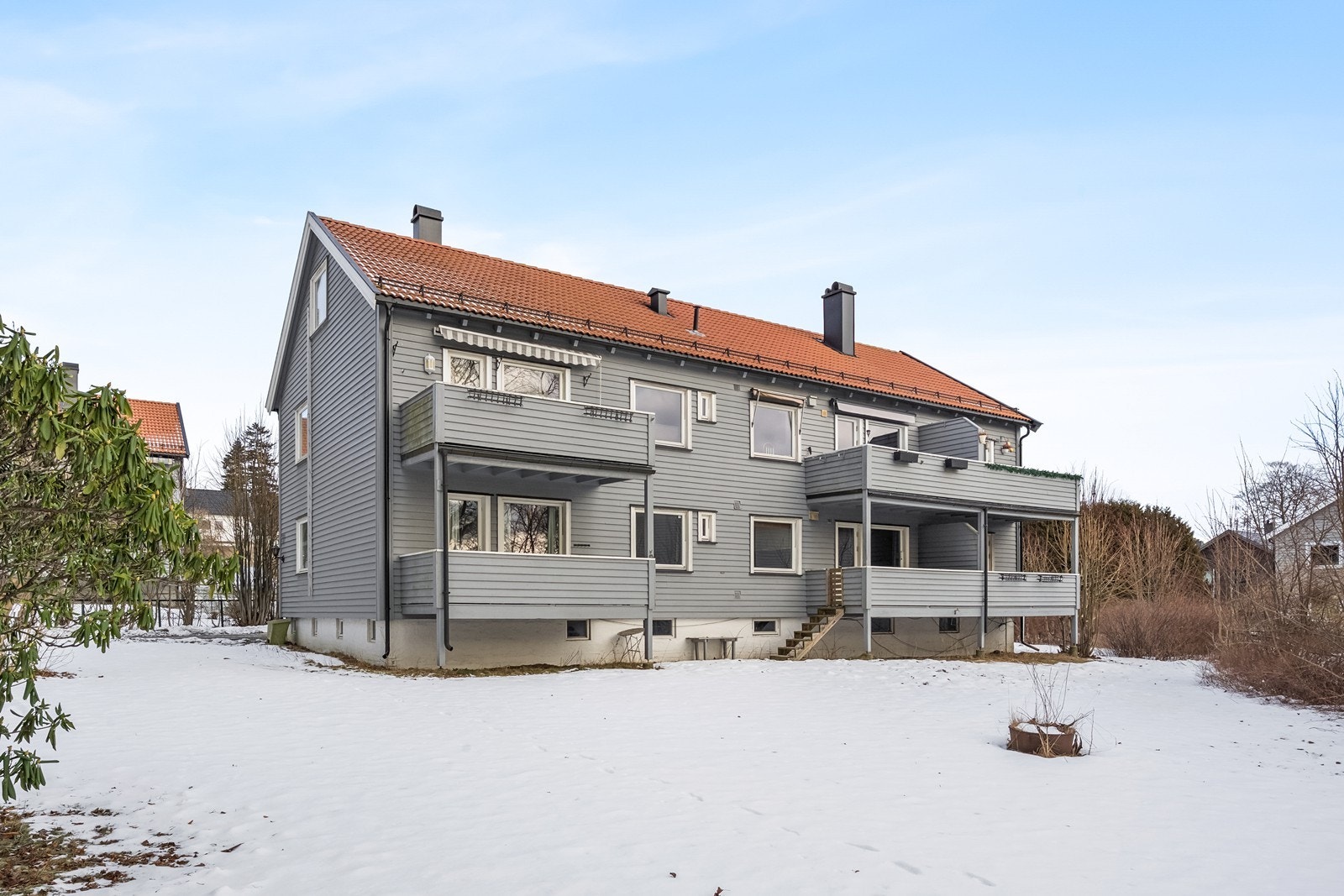 Bygningen er plassert på en romslig tomt med grøntarealer. Galleribilde