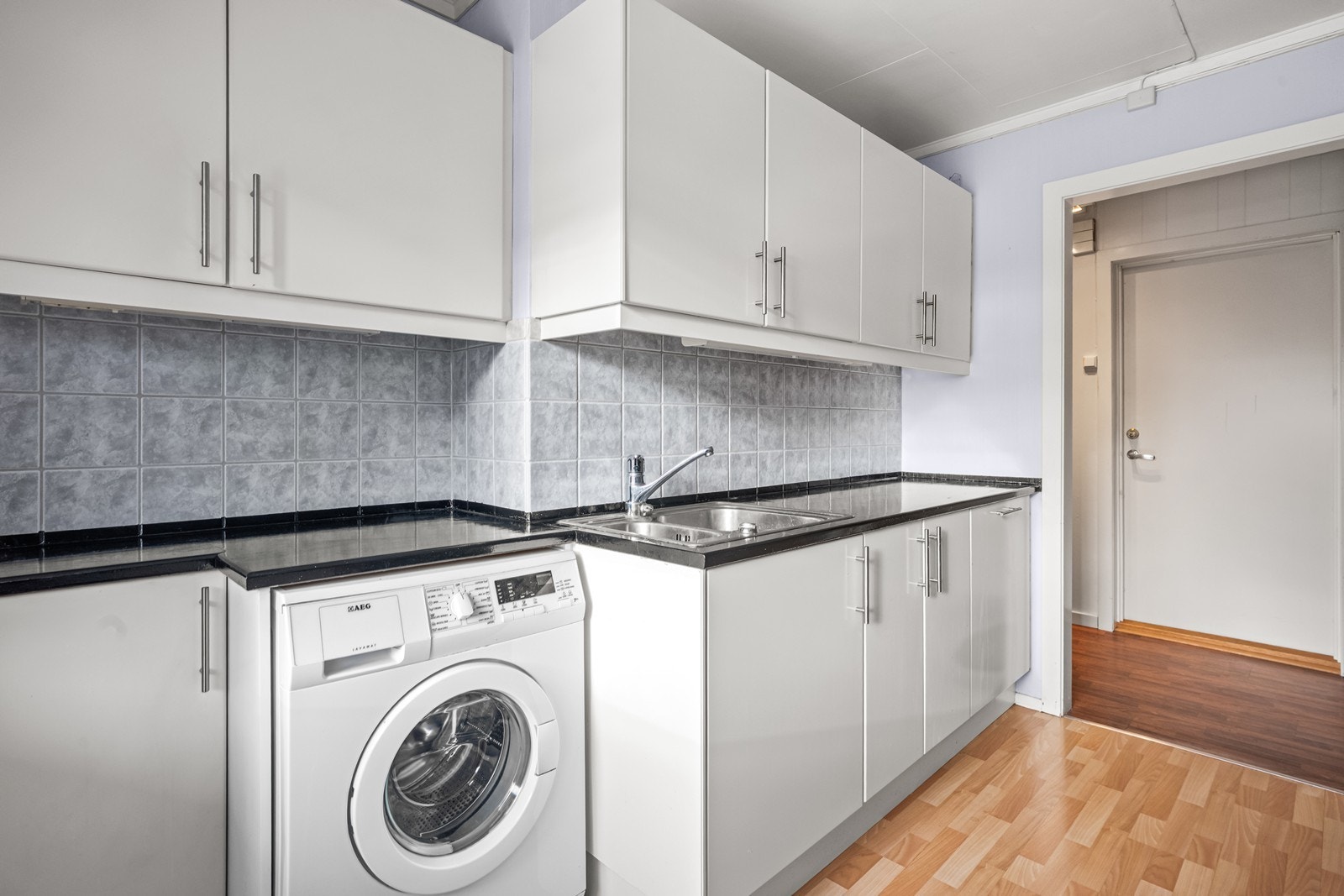 Det er opplegg for vaskemaskin på kjøkkenet, noe som gir en praktisk hverdagsløsning. Galleribilde