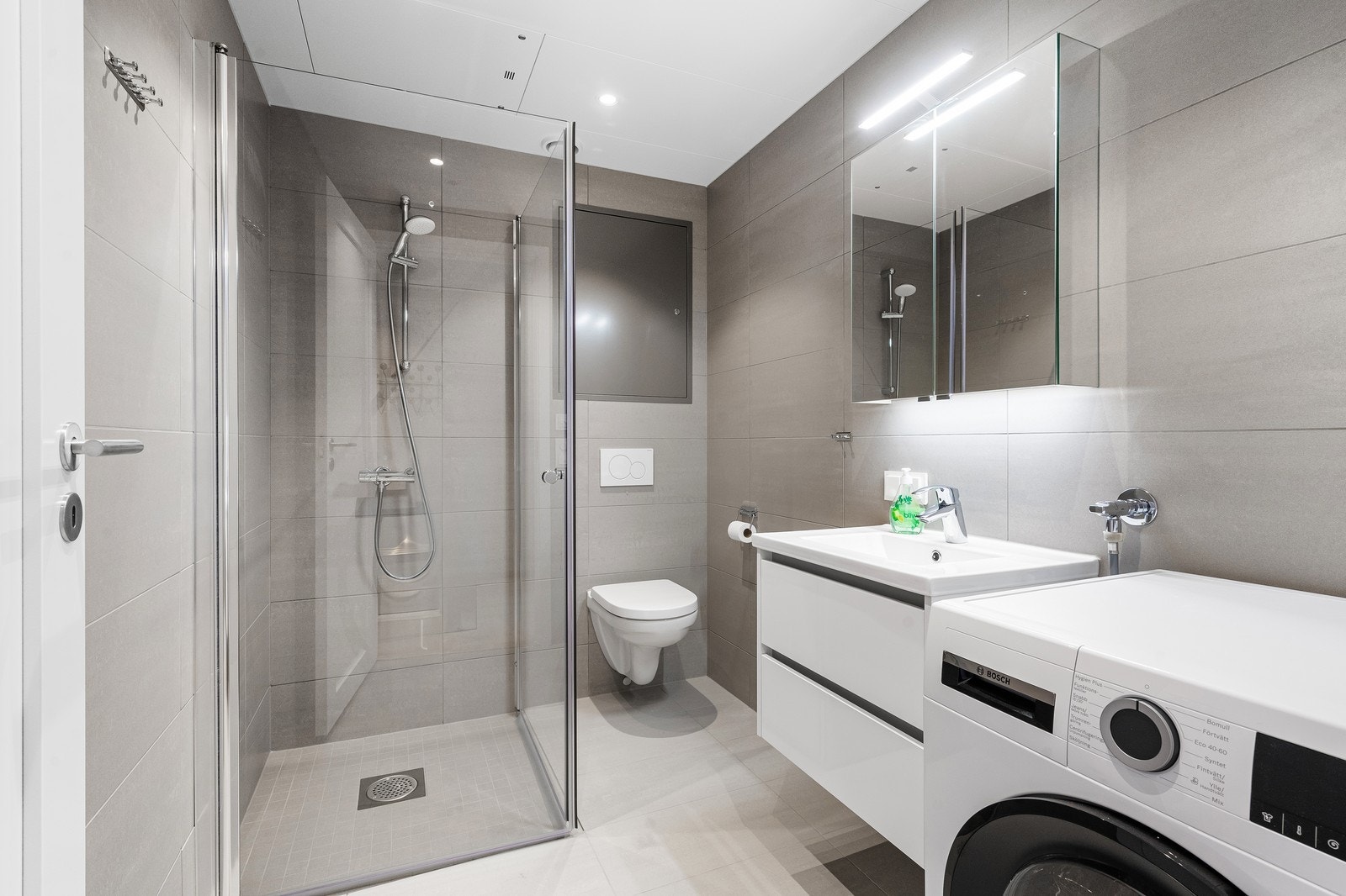 Helfliset badeom med varme i gulv. Galleribilde