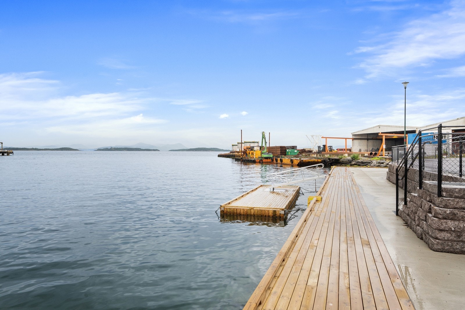 Bryggen like ved - perfekt for gode sommerdager! Galleribilde