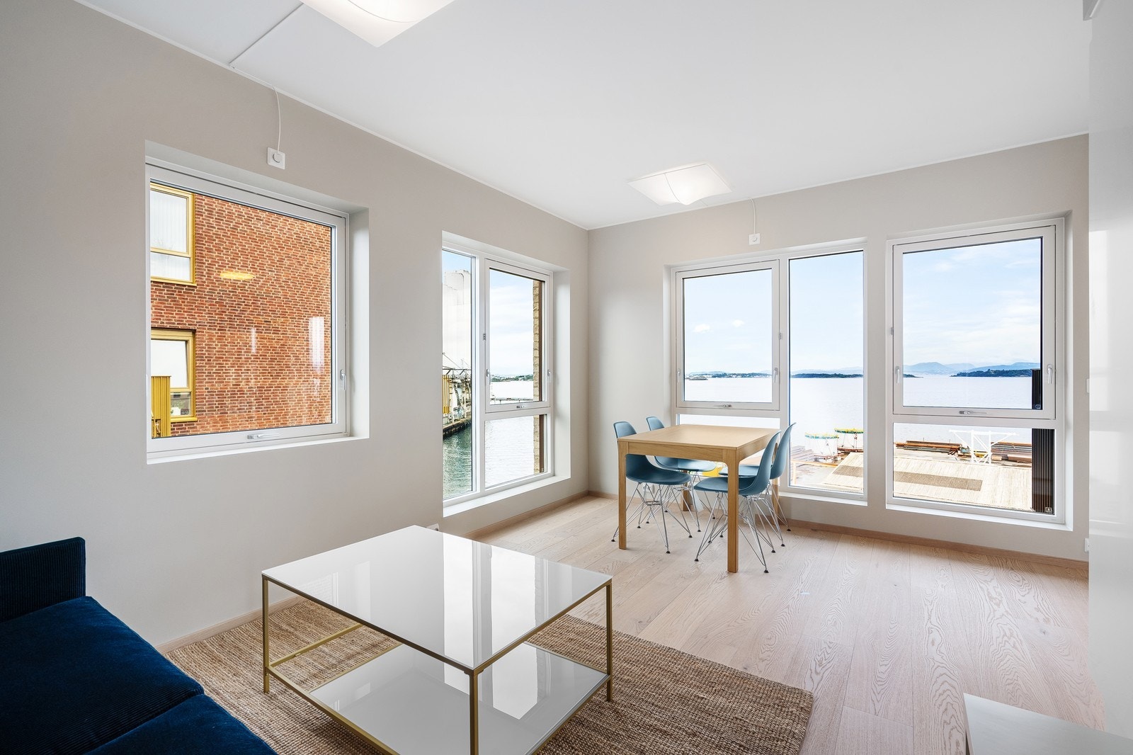 Stuen er lys og fin med god utsikt. Galleribilde