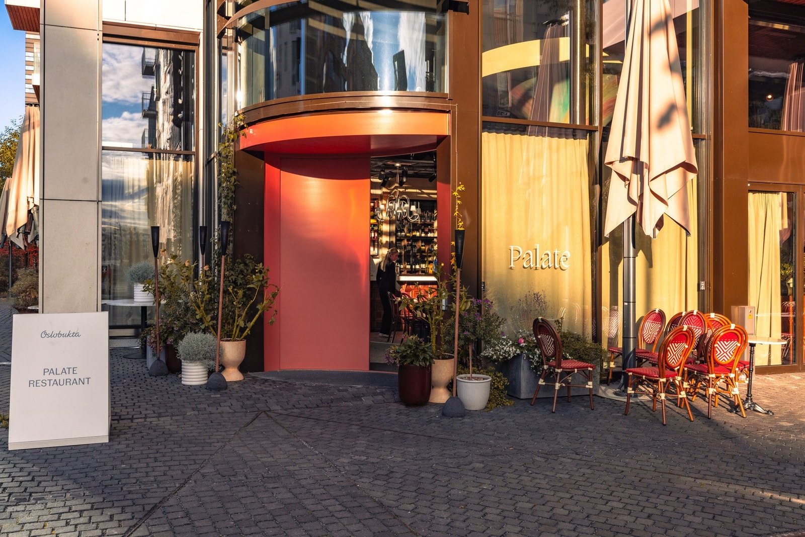 Bjørvika er kjent for sitt utvalg av restauranter, cocktailbarer og urbane atmosfære Galleribilde