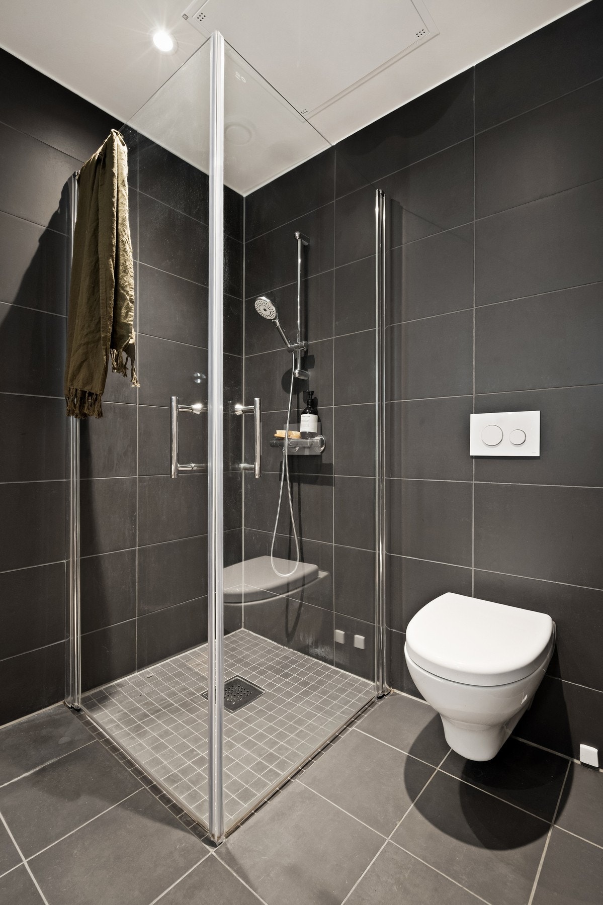 Dusjnisje med innfellbare dører og dusjarmatur. Varme i gulv. Galleribilde