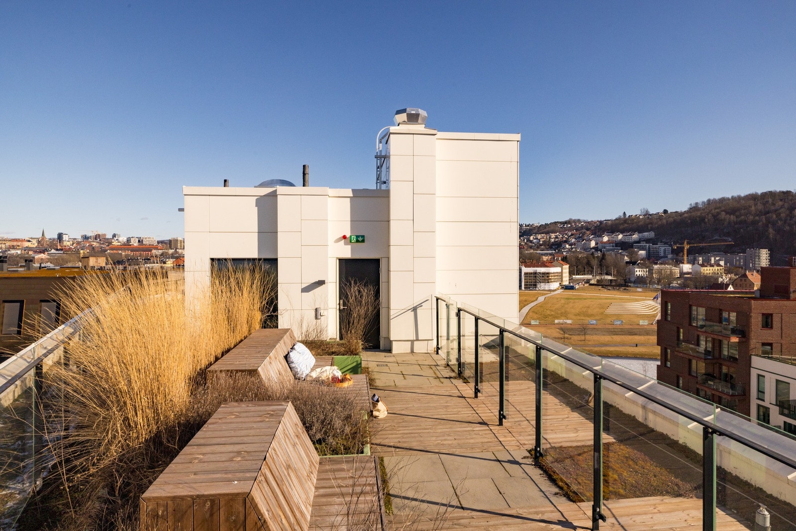 Vidstrakt utsikt over Oslofjorden, Ekeberg og Bjørvika fra takterrassen Galleribilde
