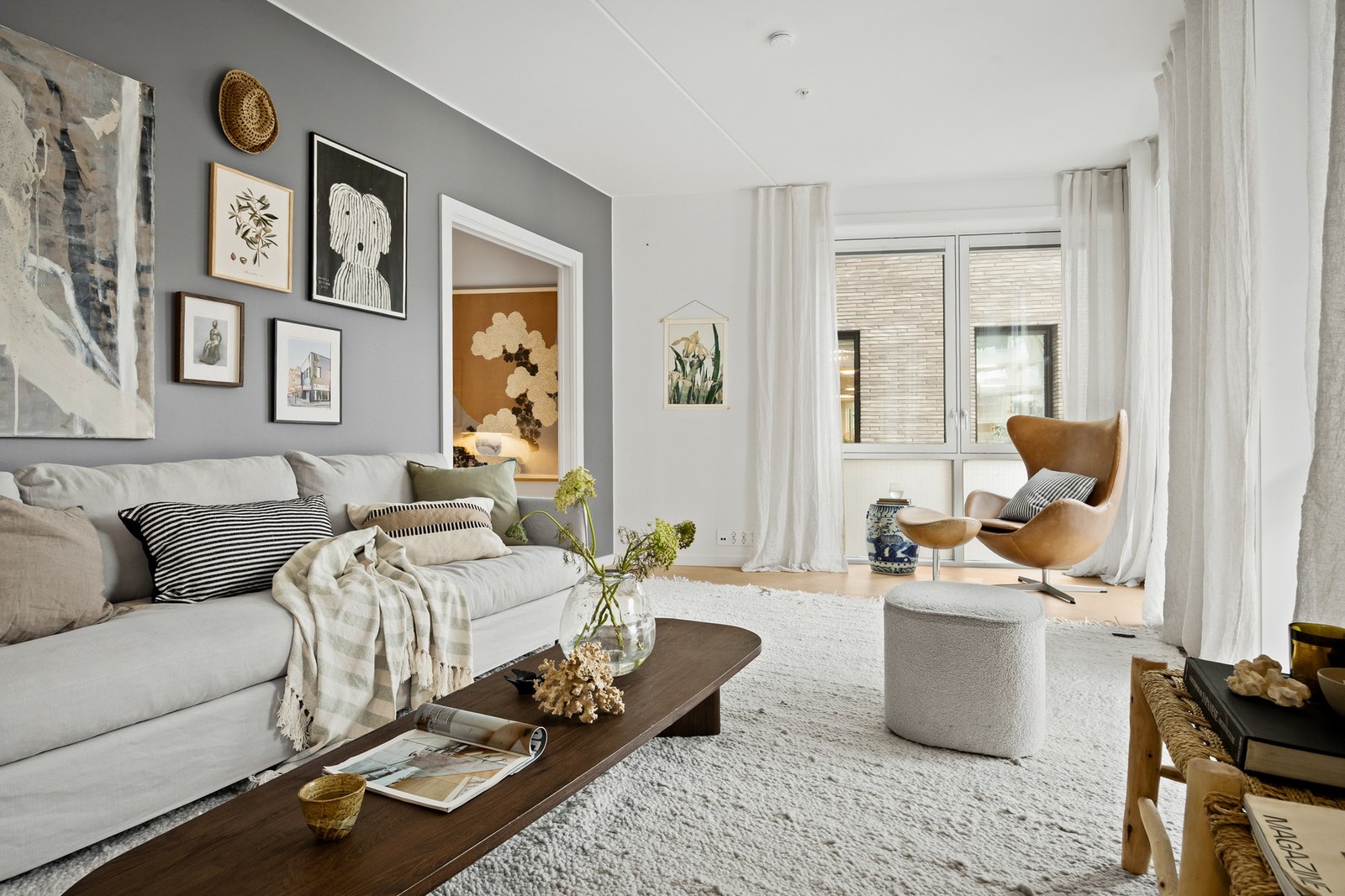 Adkomst til soverom fra stue via skyvedør. Galleribilde