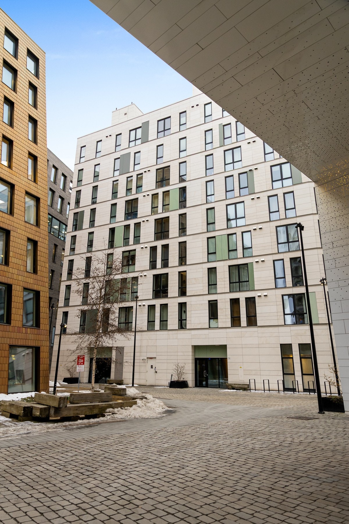 Sameiets fellesareal er hellelagt og har noe beplantning. Galleribilde