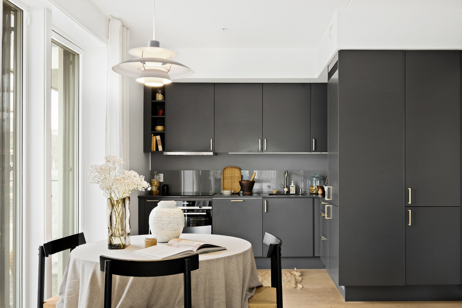 Gulvet er belagt med en-stavs parkett. Galleribilde