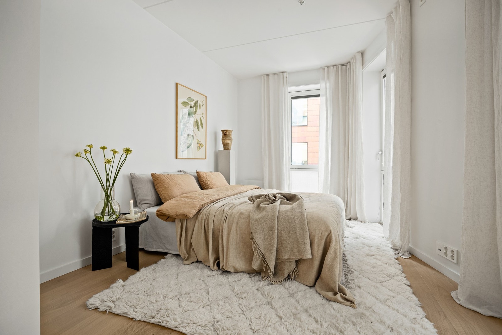 Soverom 2 - Hovedsoverom. Lyst og luftig rom med god plass til klesoppbevaring og lagring Galleribilde