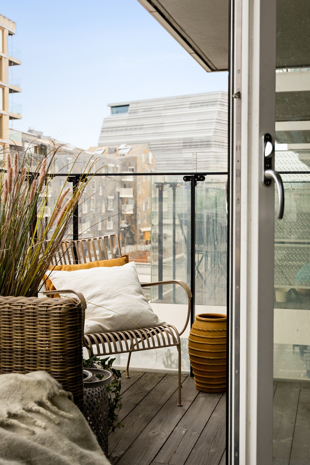 Fint utsyn fra balkong. Balkongen er mål til ca. 8 m2 og er lettmøblert. Galleribilde