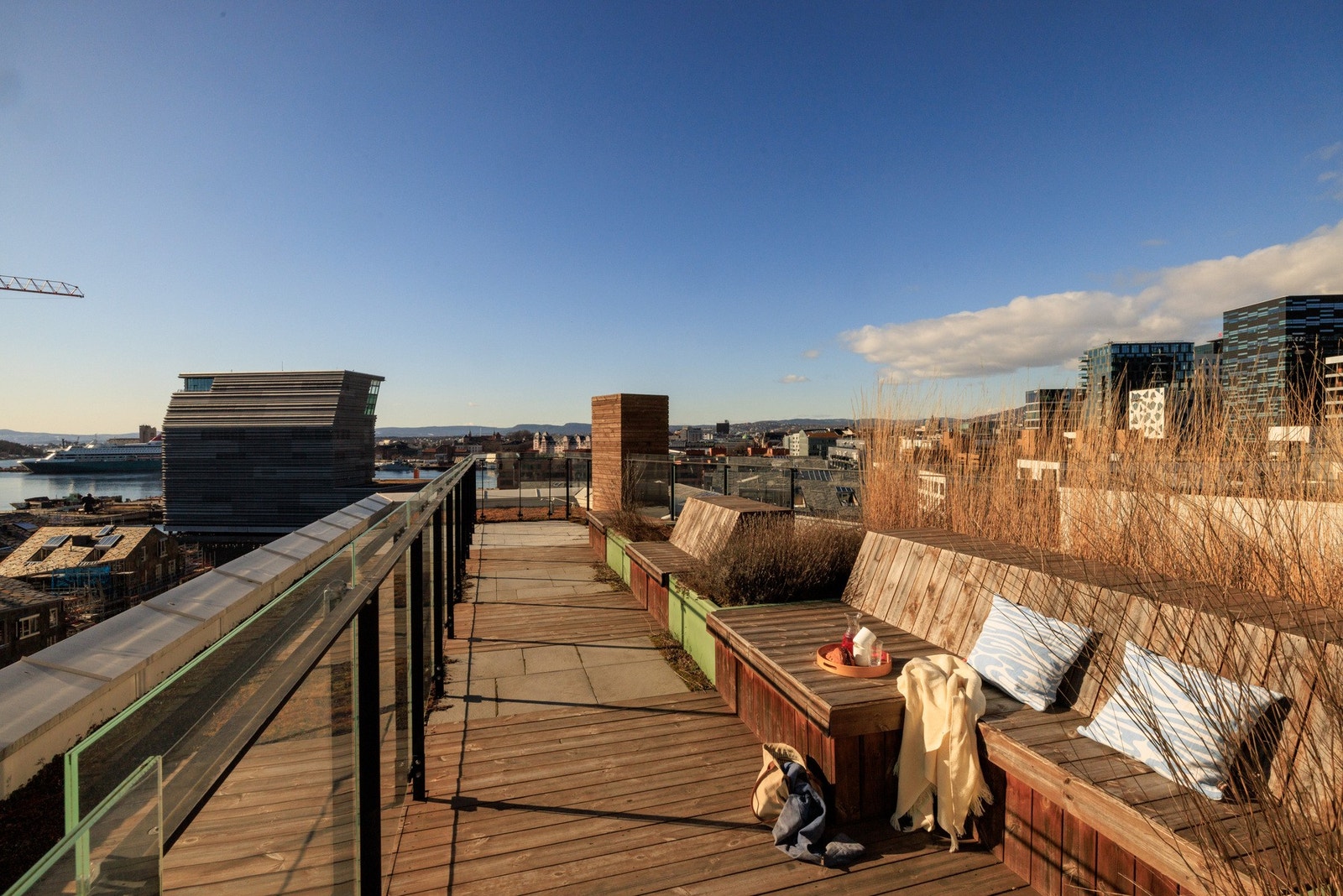 Utsikt fra felles takterrasse en solfylt sommerdag Galleribilde