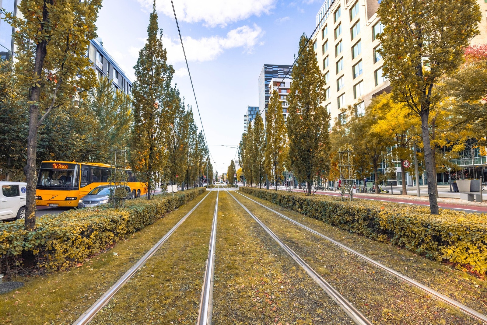 og til et bredt tilbud av kollektivtilbud bestående av trikk, t-bane, tog og buss. Galleribilde