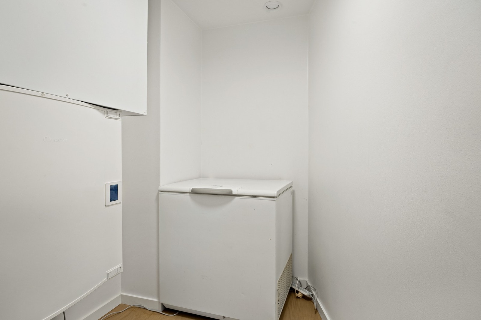 Romslig bod/teknisk rom med plass til frys og ekstra lagring, Galleribilde