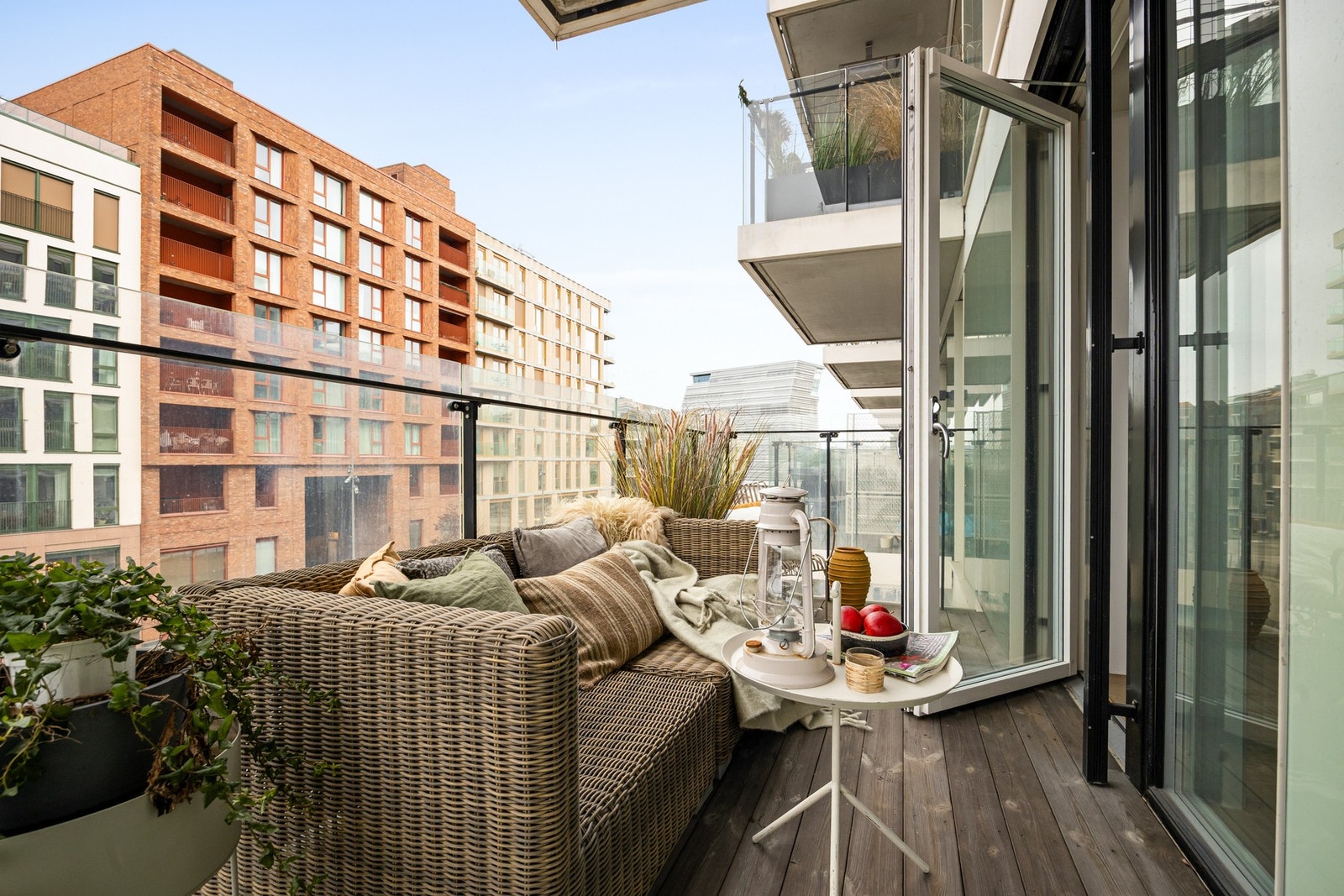 Balkongen har hyggelig utsyn over nærliggende bebyggelse. Galleribilde