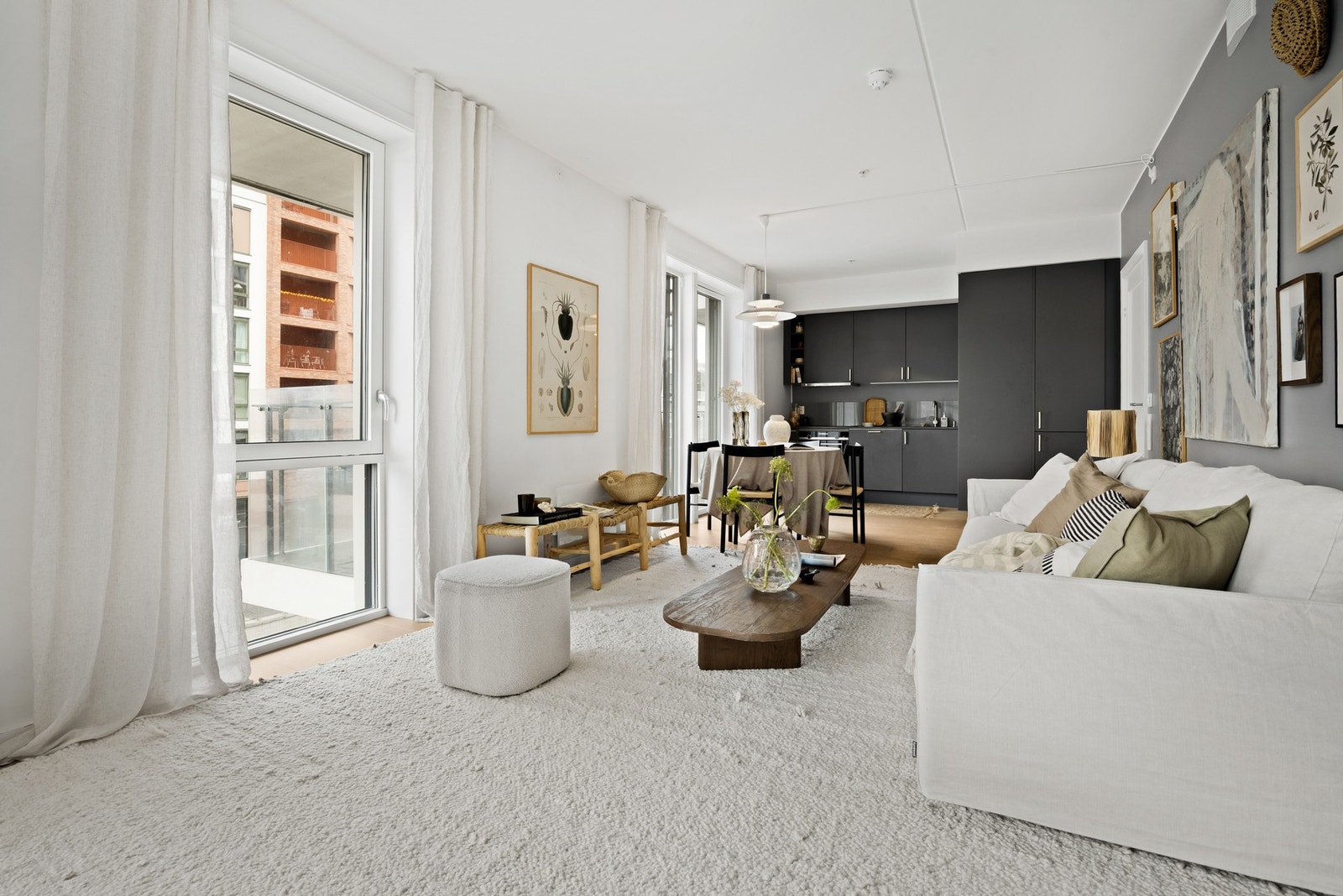 Stuen oppleves som lys og luftig, og leiligheten har en gjennomgående god standard Galleribilde