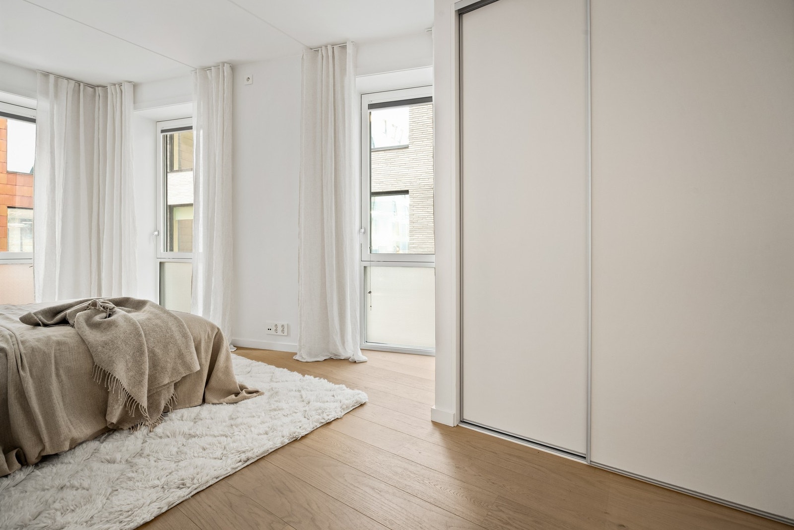 Romslig skyvedørsgarderobe på hovedsoverommet Galleribilde