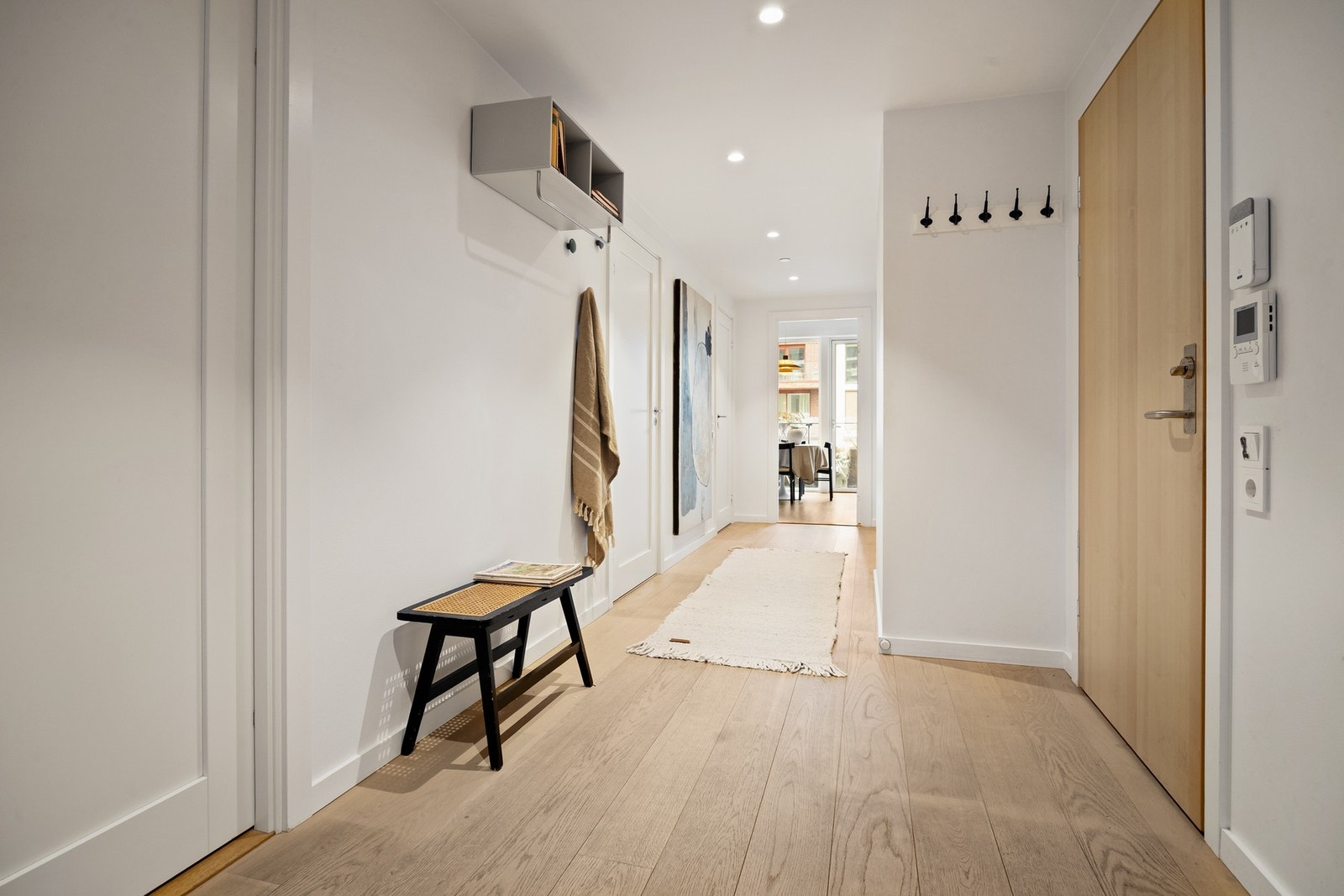 Romslig entre med adkomst til soverom, bad og stue/kjøkken. Galleribilde