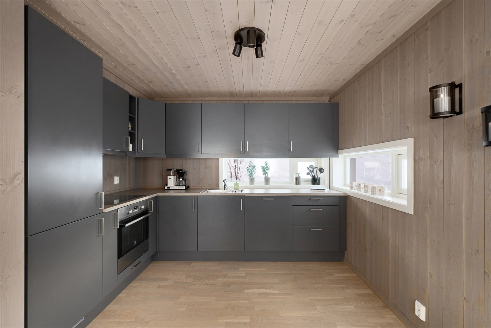 Innredningen har glatte fronter og laminat benkeplate med nedfelt stålvask. Galleribilde