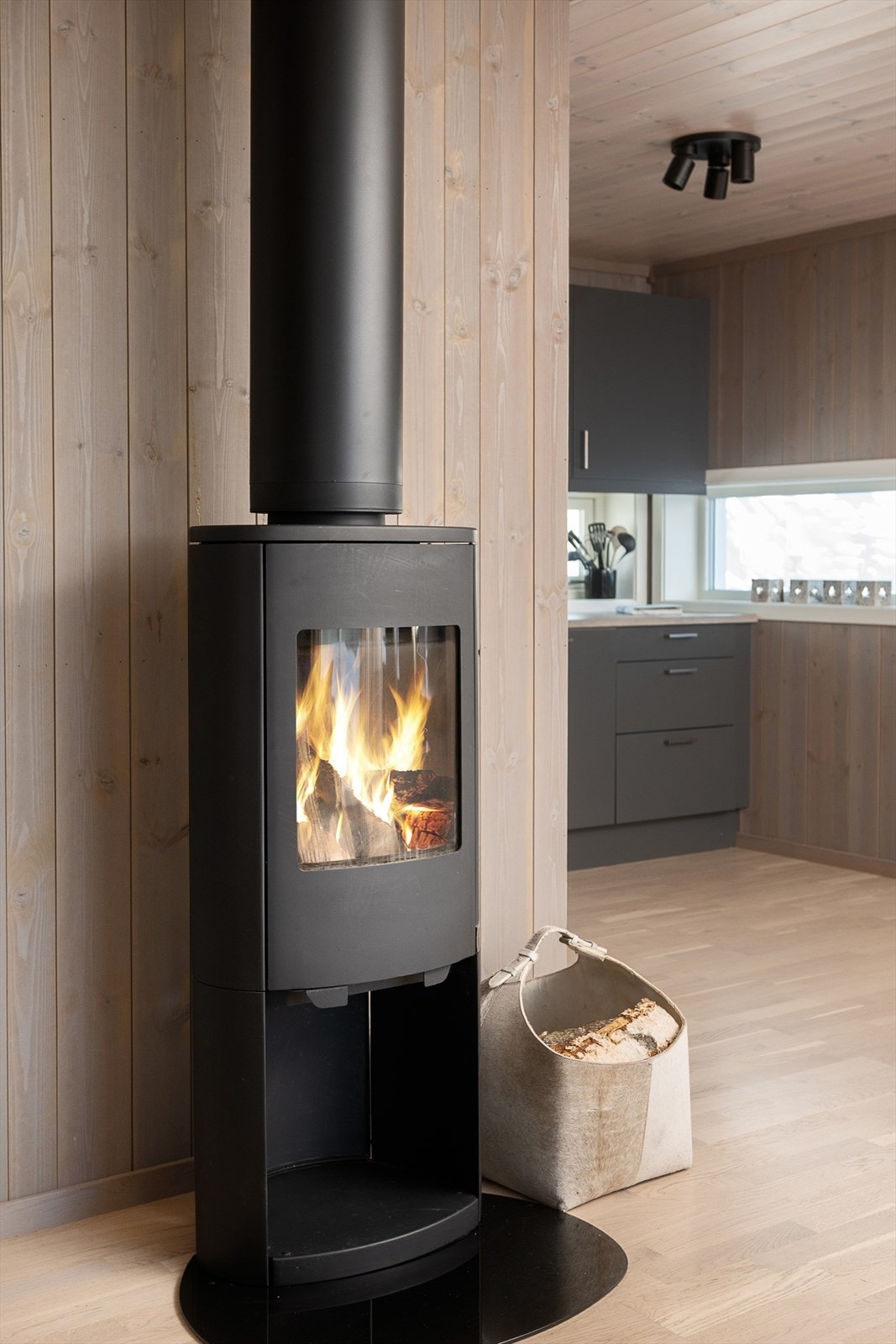 En moderne vedovn tilkoblet stålpipe sørger for ekstra varme og en lun stemning. Galleribilde