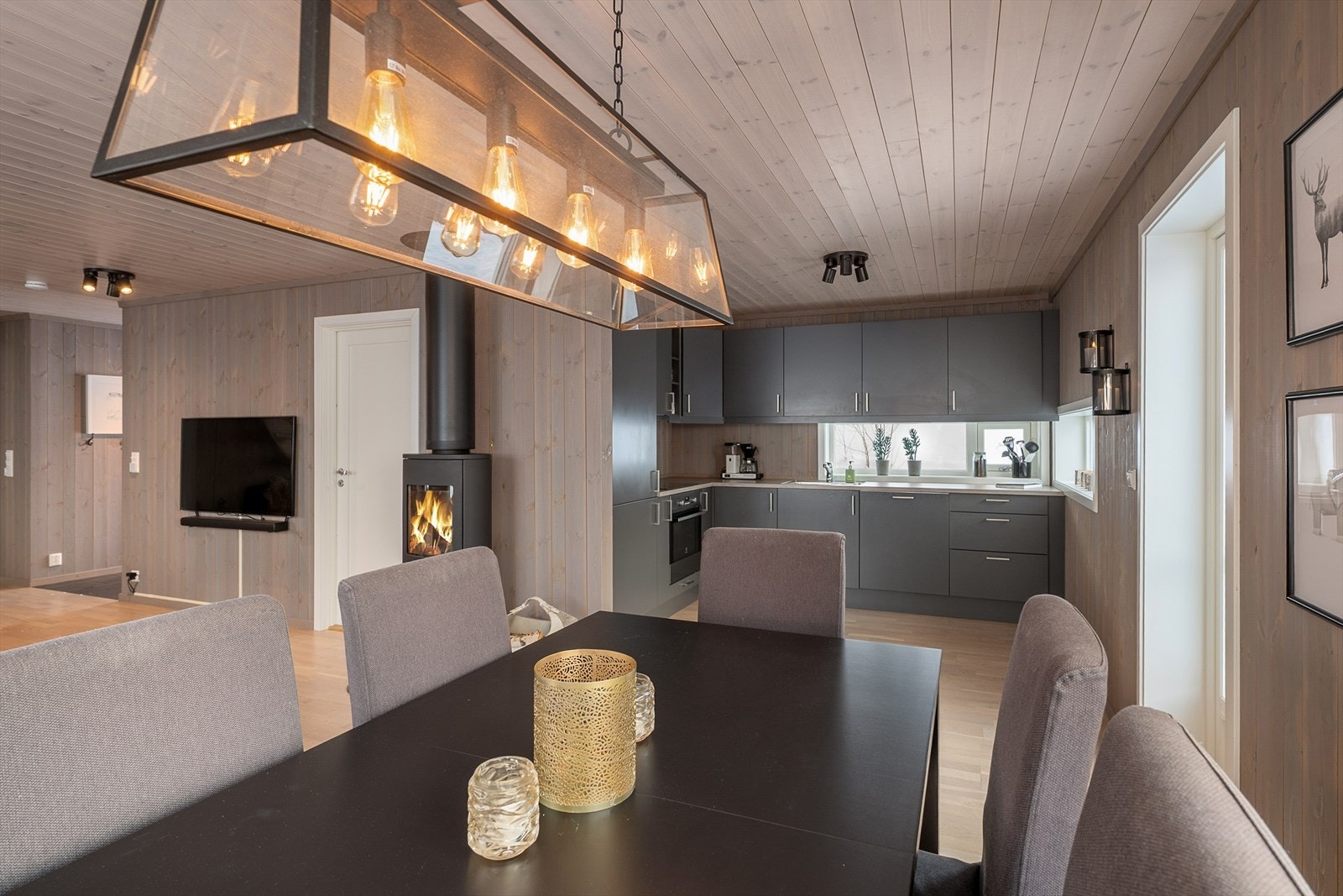 Kjøkkenet er praktisk utformet med god skap- og benkeplass. Galleribilde