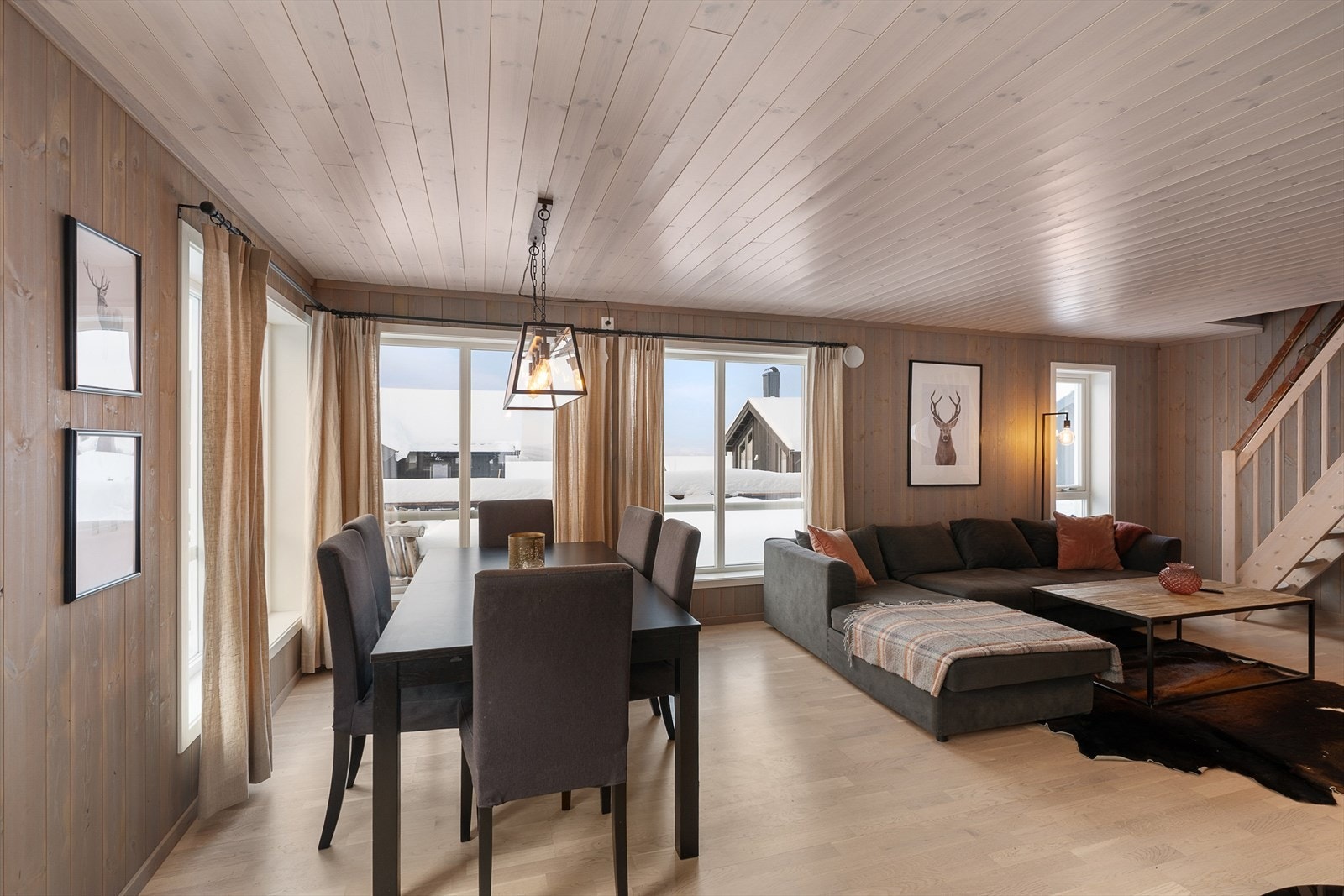 Store vindusflater gir rikelig med lys i oppholdsrommet. Galleribilde