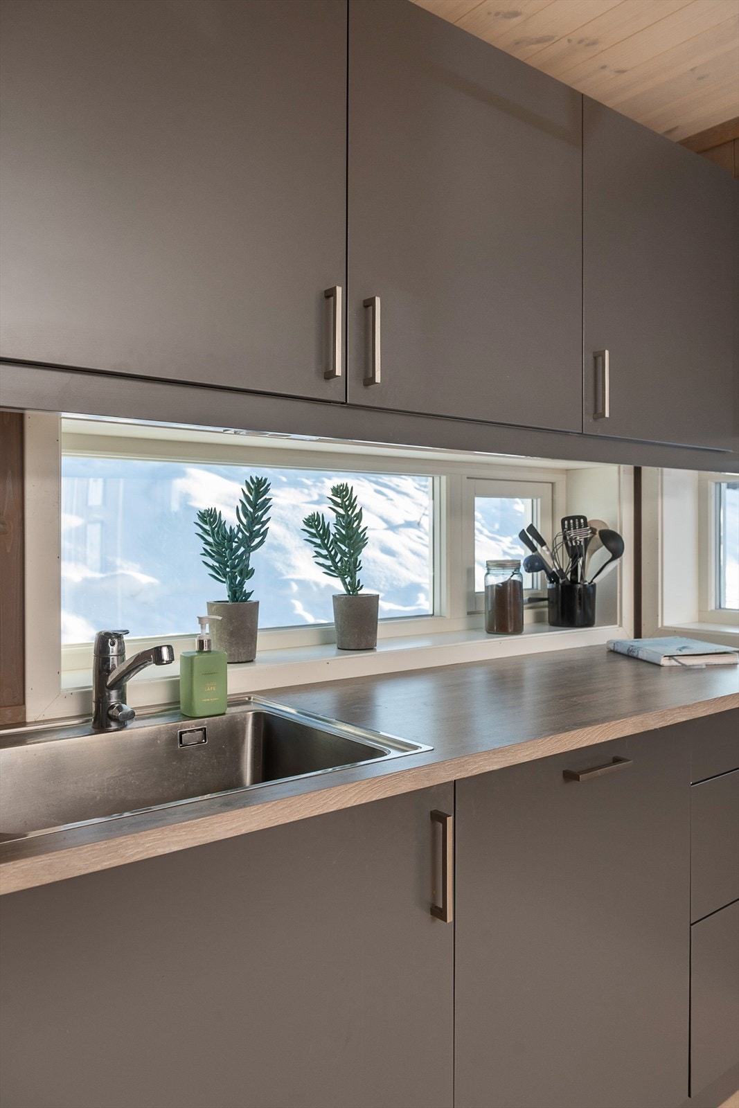 Vinduet over kjøkkenbenken gir godt med naturlig arbeidslys. Galleribilde