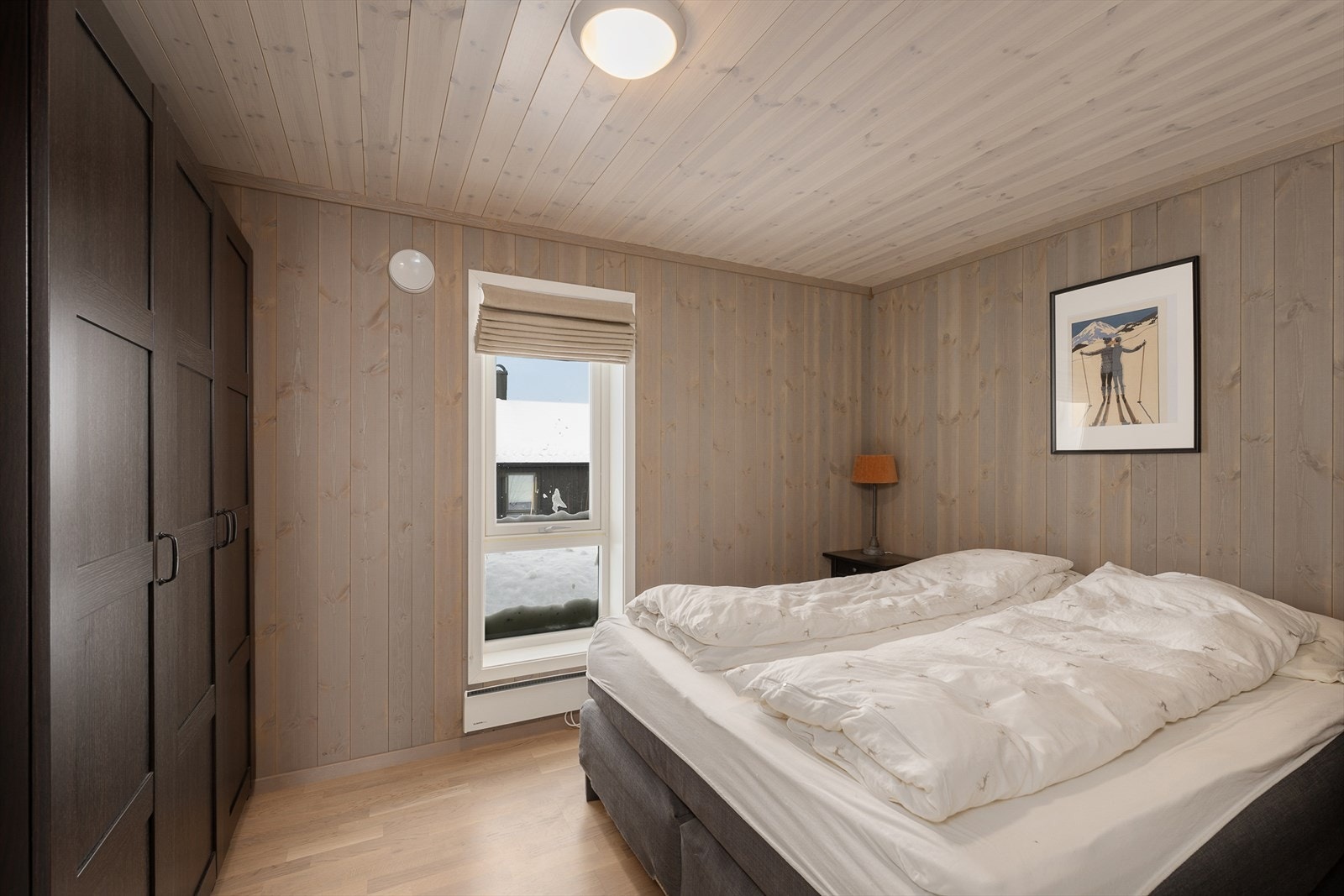 Hyttas hovedsoverom har plass til dobbeltseng og garderobeskap. Galleribilde