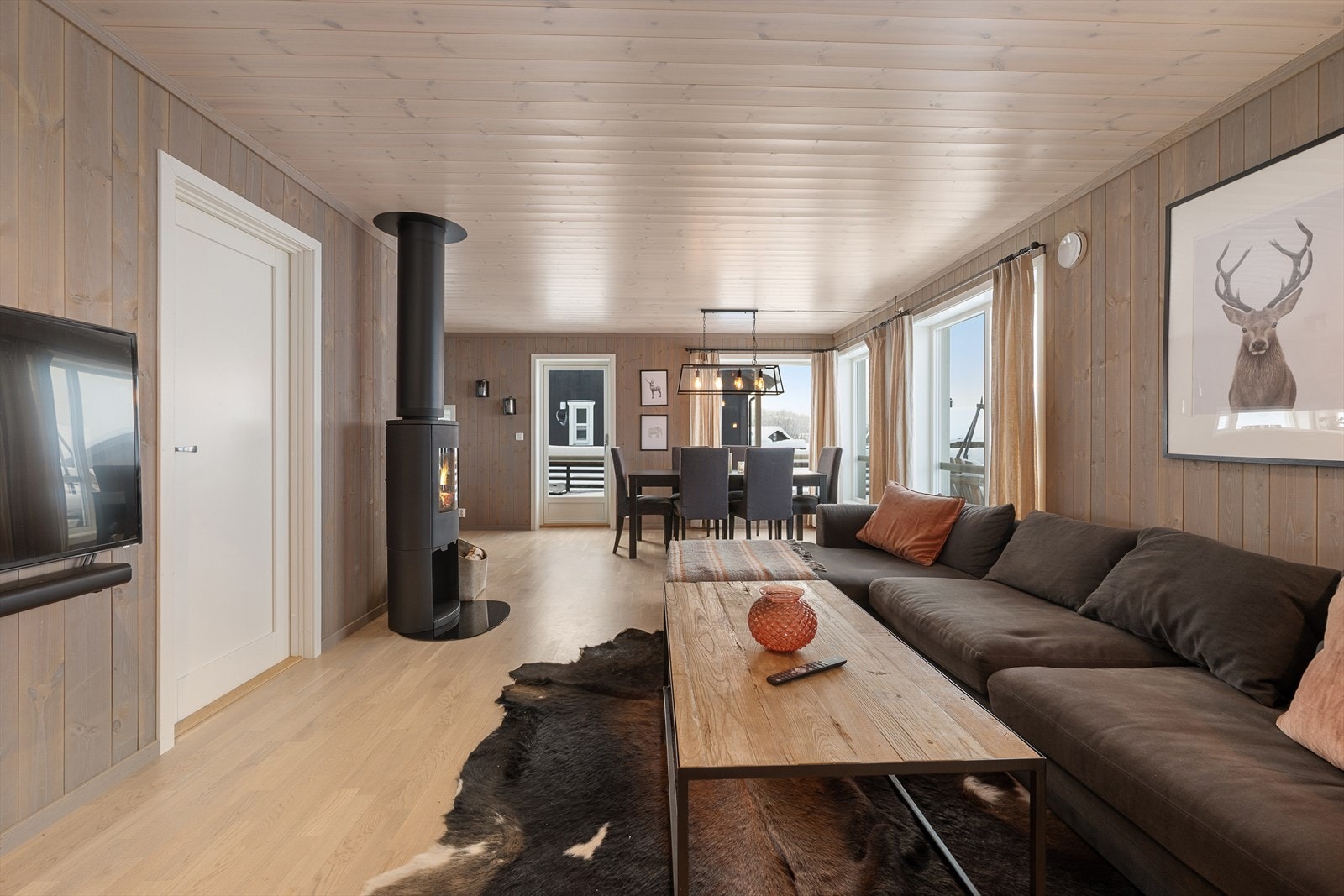 Hyttas samlingspunkt er den åpne stue- og kjøkkenløsningen på hovedplan. Galleribilde