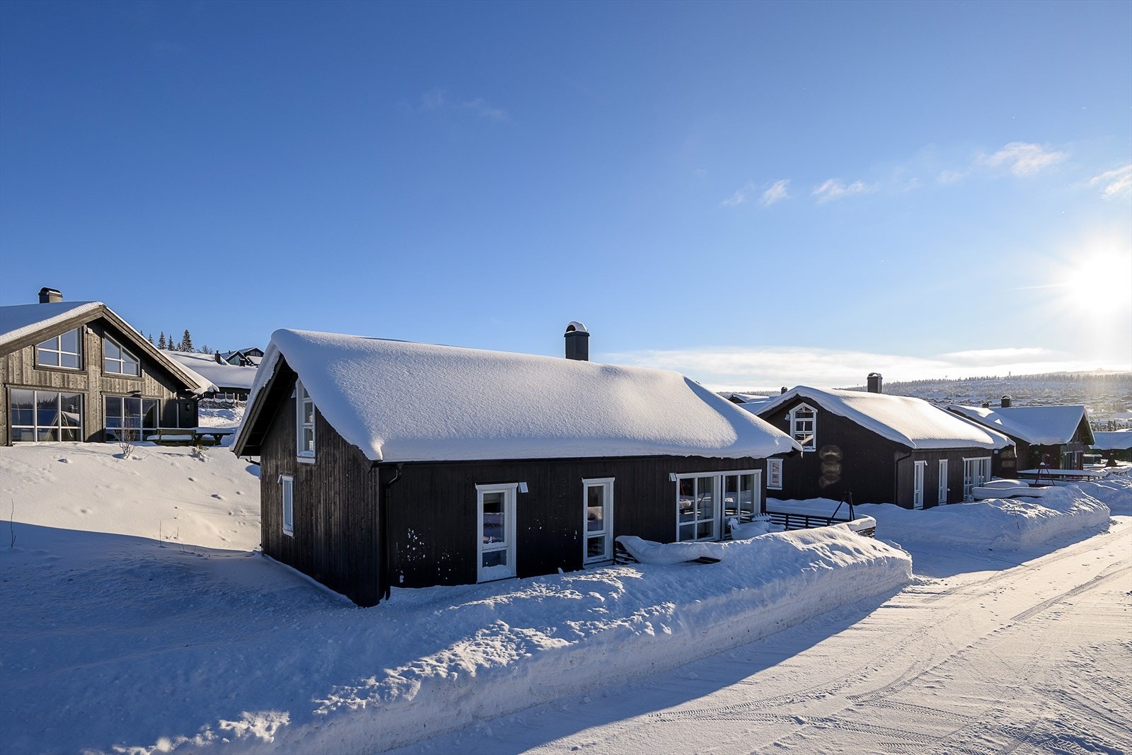 Eiendommen ligger høyt og fritt til på Lisetra, nord for Hafjelltoppen, med gode solforhold. Galleribilde