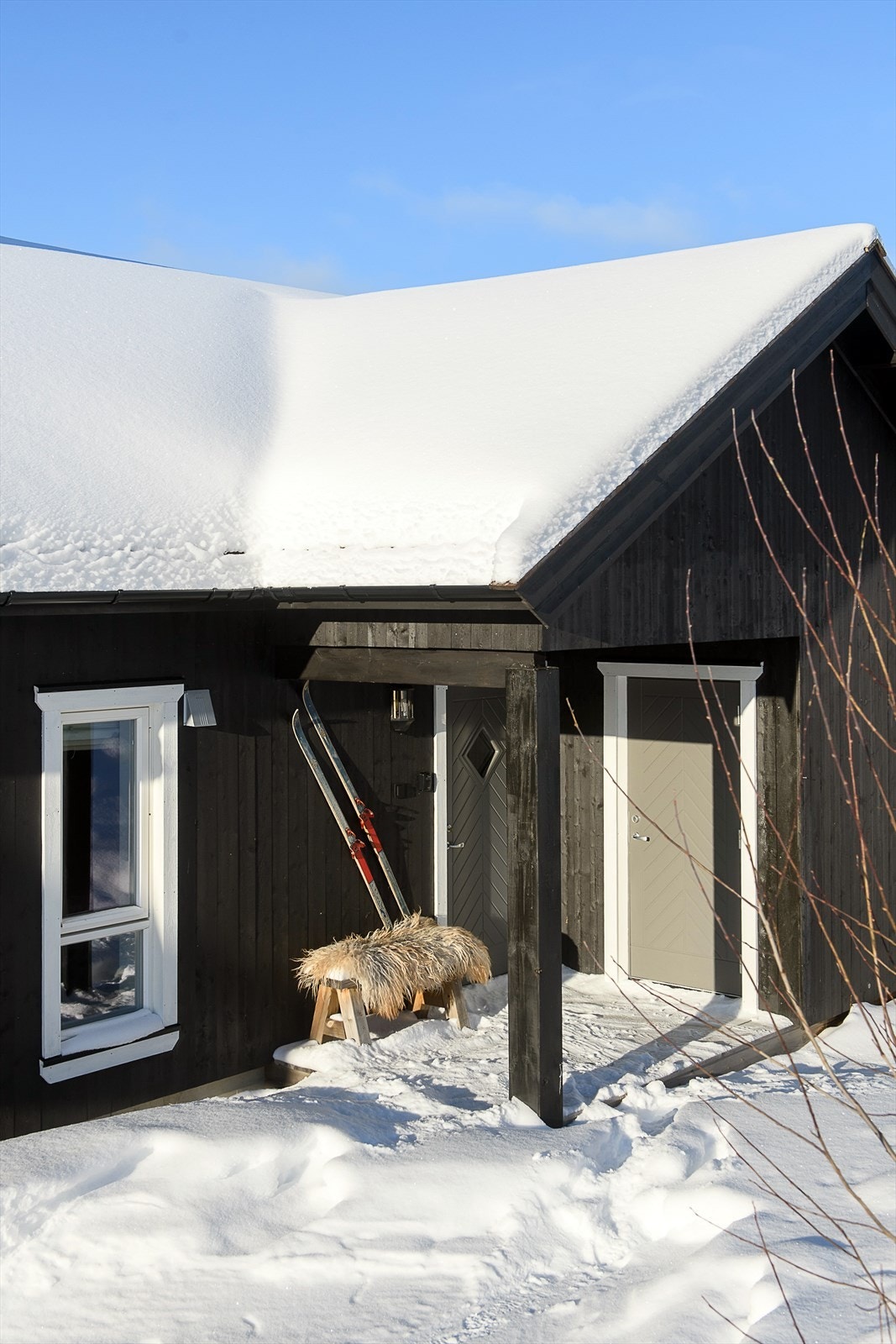 Overbygget inngangsparti og en praktisk utvendig bod på 5 m² med egen inngang. Galleribilde