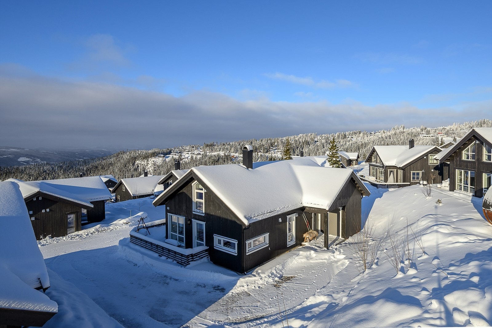 Fritidsbolig fra 2018, levert av Tinde Hytter, beliggende i det populære hyttefeltet Tindegrenda. Galleribilde