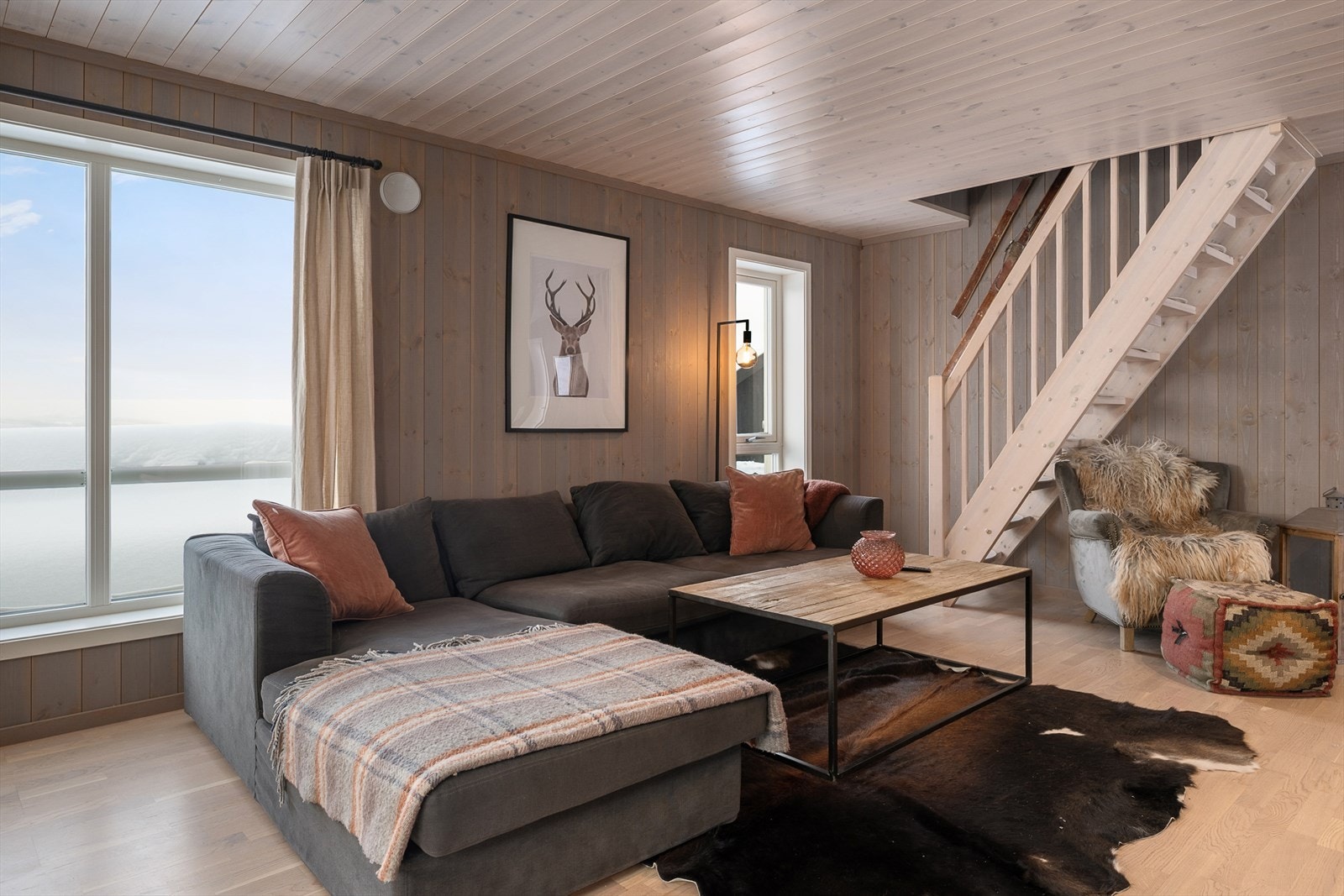 Fra stuen er det åpen tilgang opp til hemsen, noe som gir en luftig romfølelse. Galleribilde