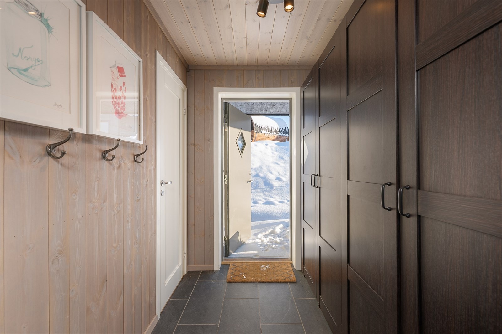 Velkommen inn! Entré med flislagt gulv med gulvvarme og plass til garderobeløsning. Galleribilde