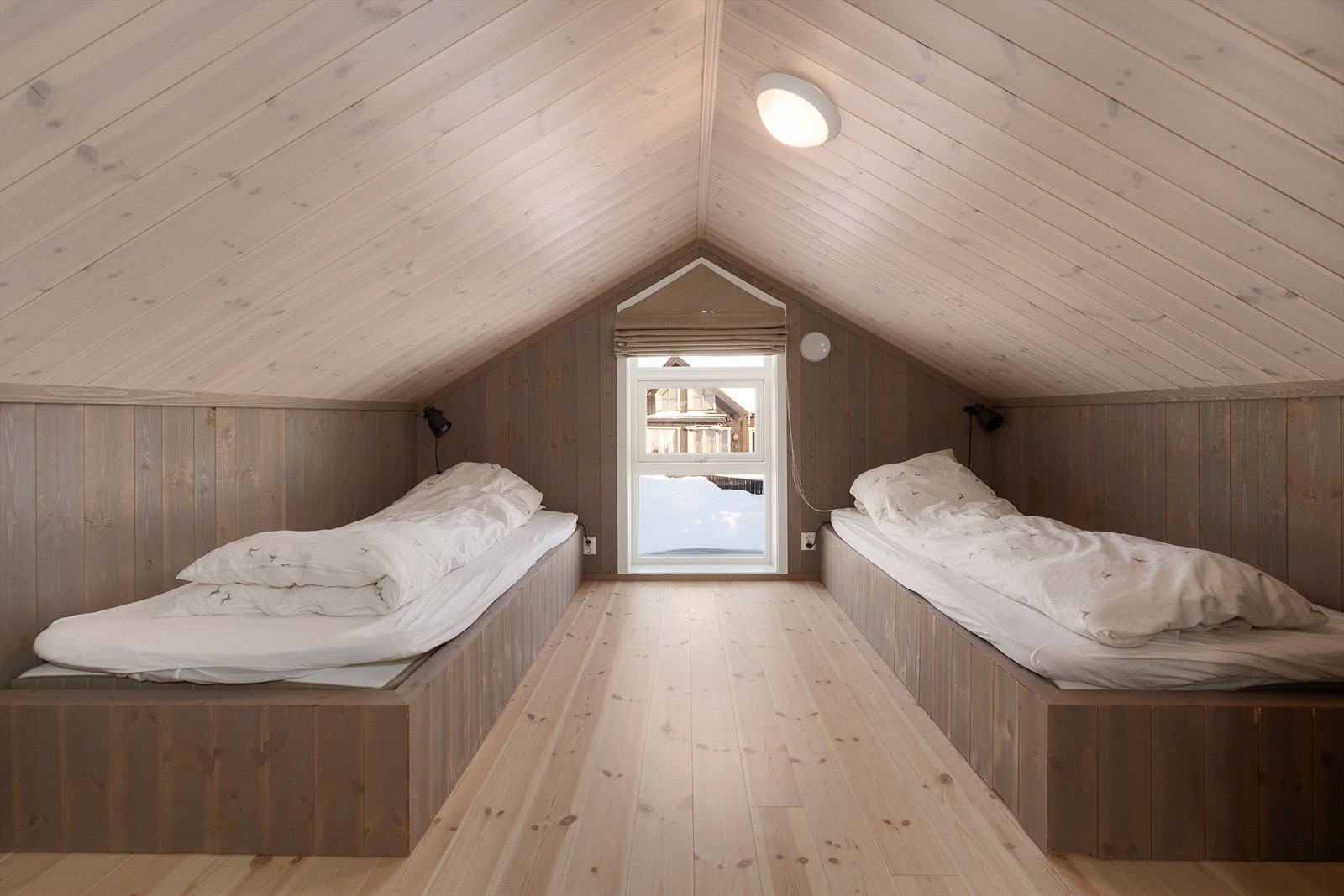 Hemsrommene har panel på vegger og i tak. Galleribilde