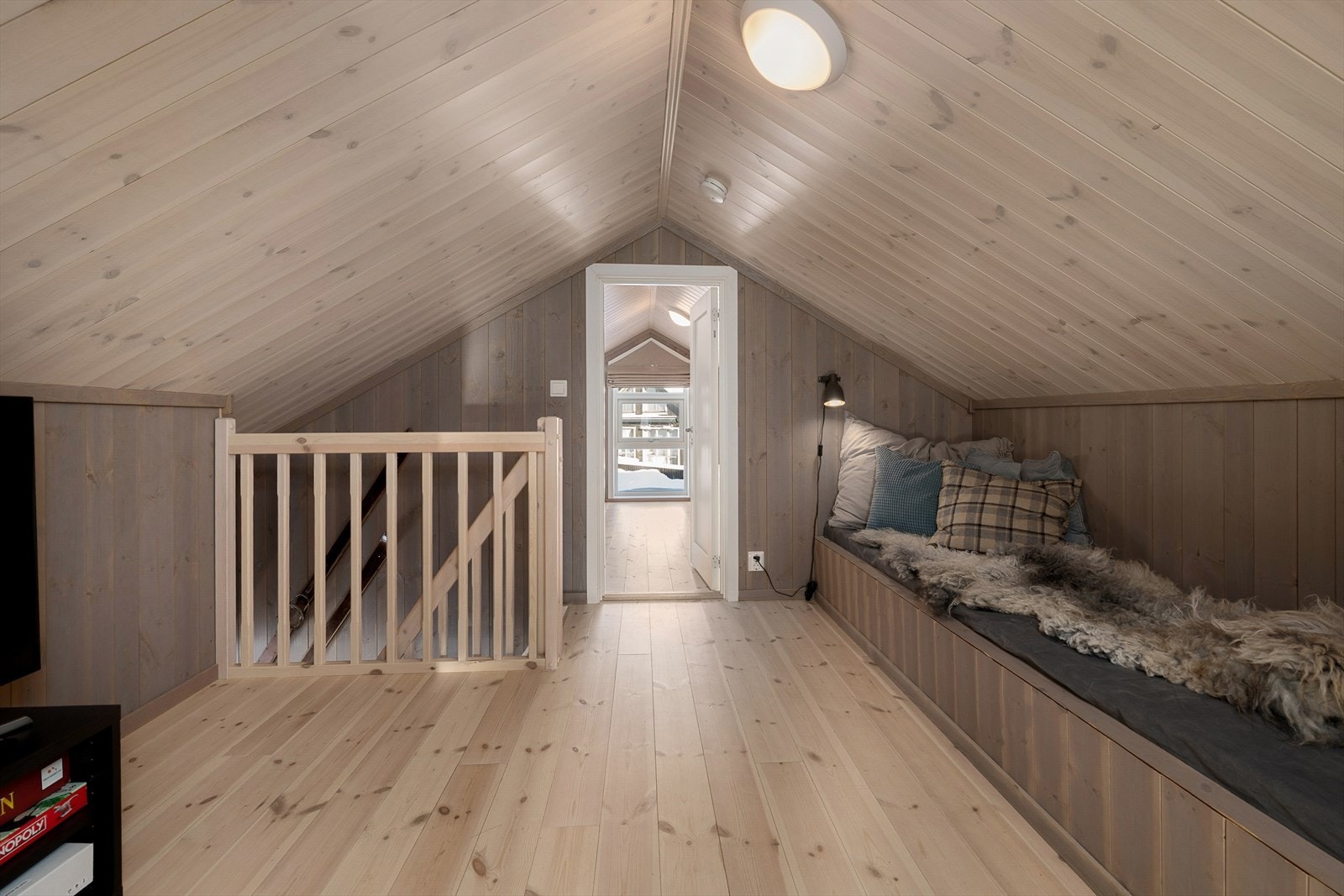 Loftstuen gir ekstra plass for lek eller avslapning, og fungerer som et bindeledd mellom hemsrommene. Galleribilde