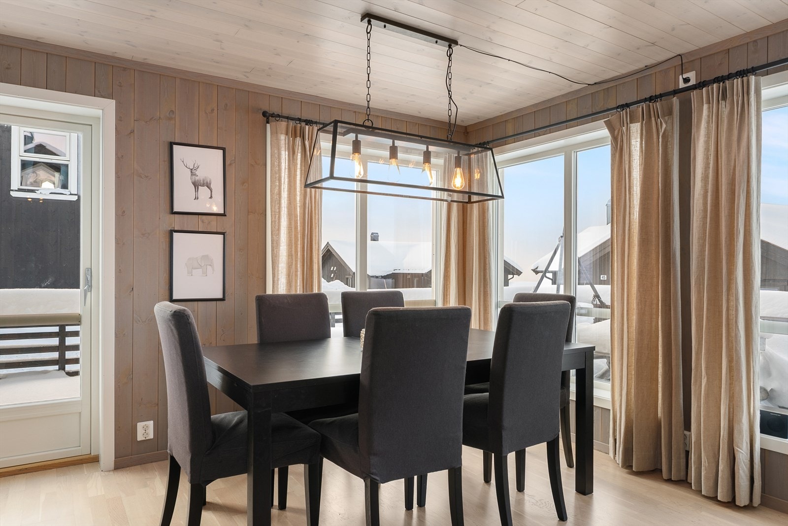 Spisestuen er plassert i tilknytning til både kjøkkenet og stuen. Galleribilde