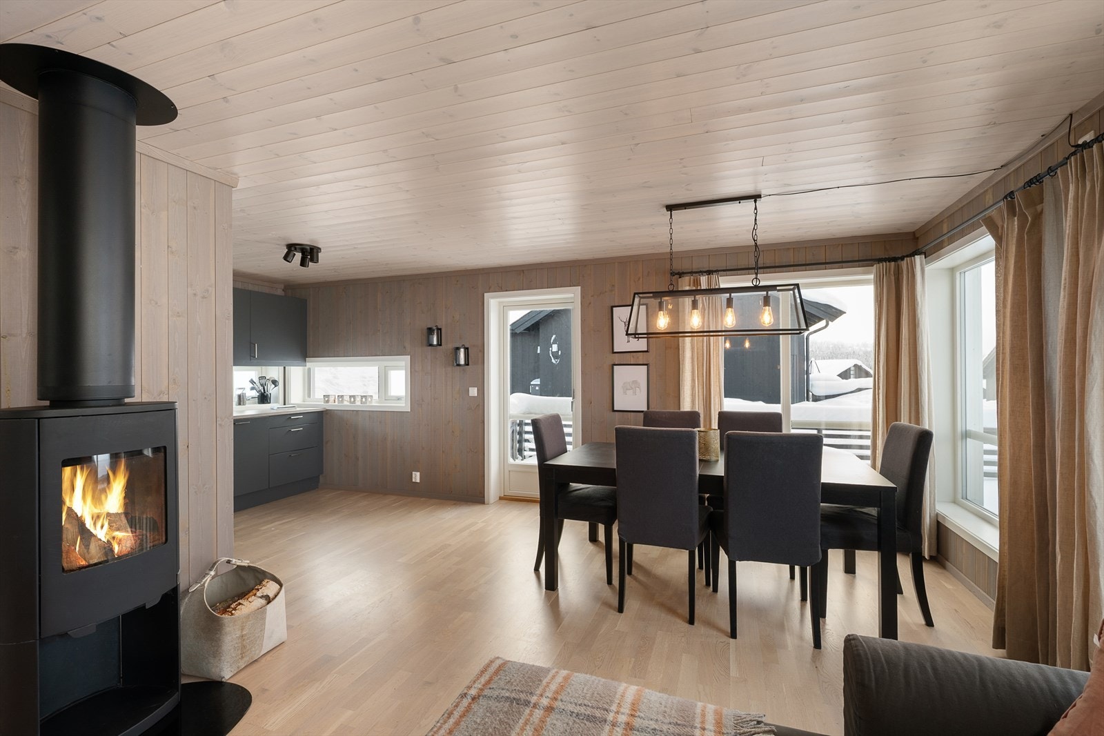 Fra stuen er det utgang til terrasse. Galleribilde