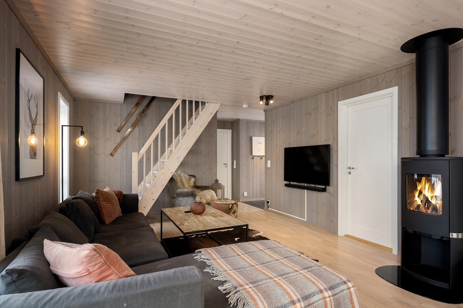 Rommet er enkelt å møblere med plass til både sofagruppe og spisebord. Galleribilde