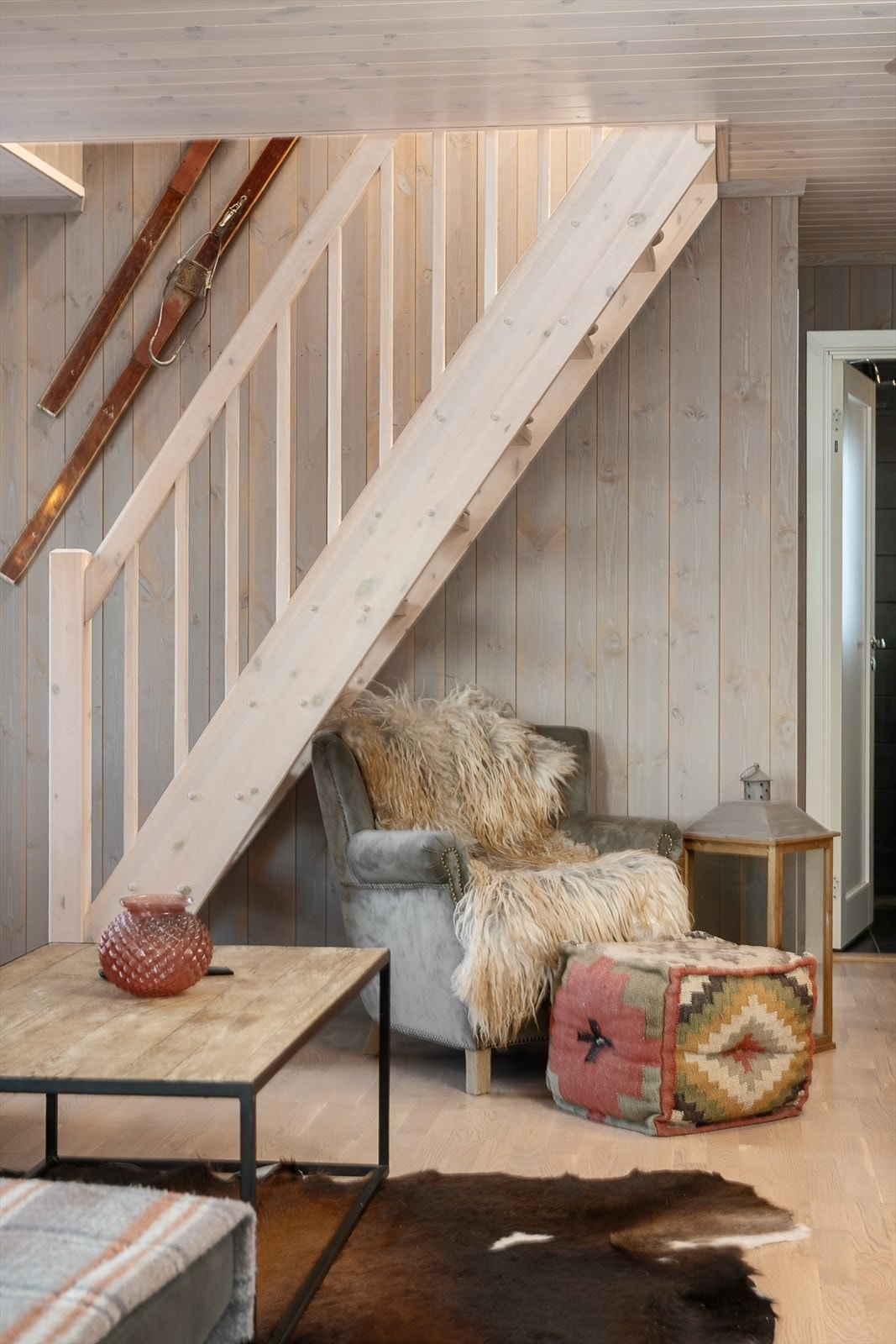 En solid trapp i heltre leder opp til hemsen. Galleribilde