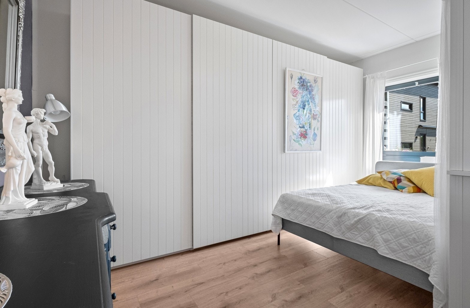 Stor praktisk skyvedørsgarderobe Galleribilde