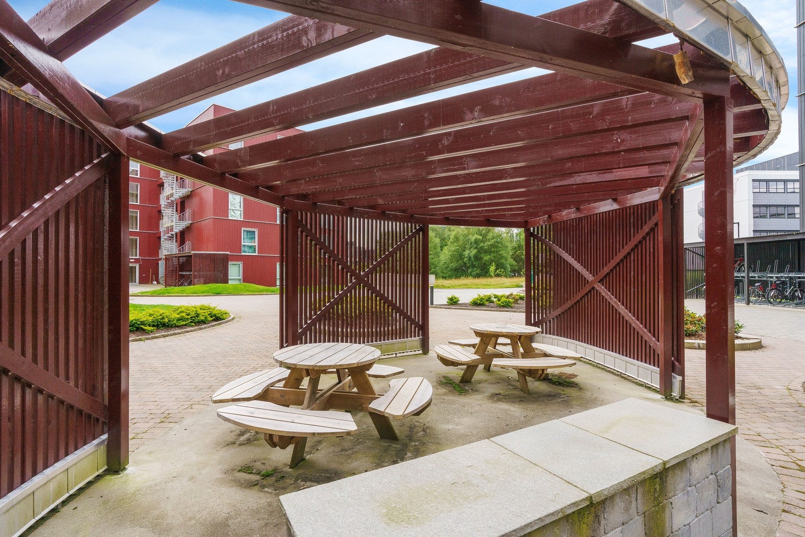 Et koselig fellesområde utenfor boligblokken. Galleribilde