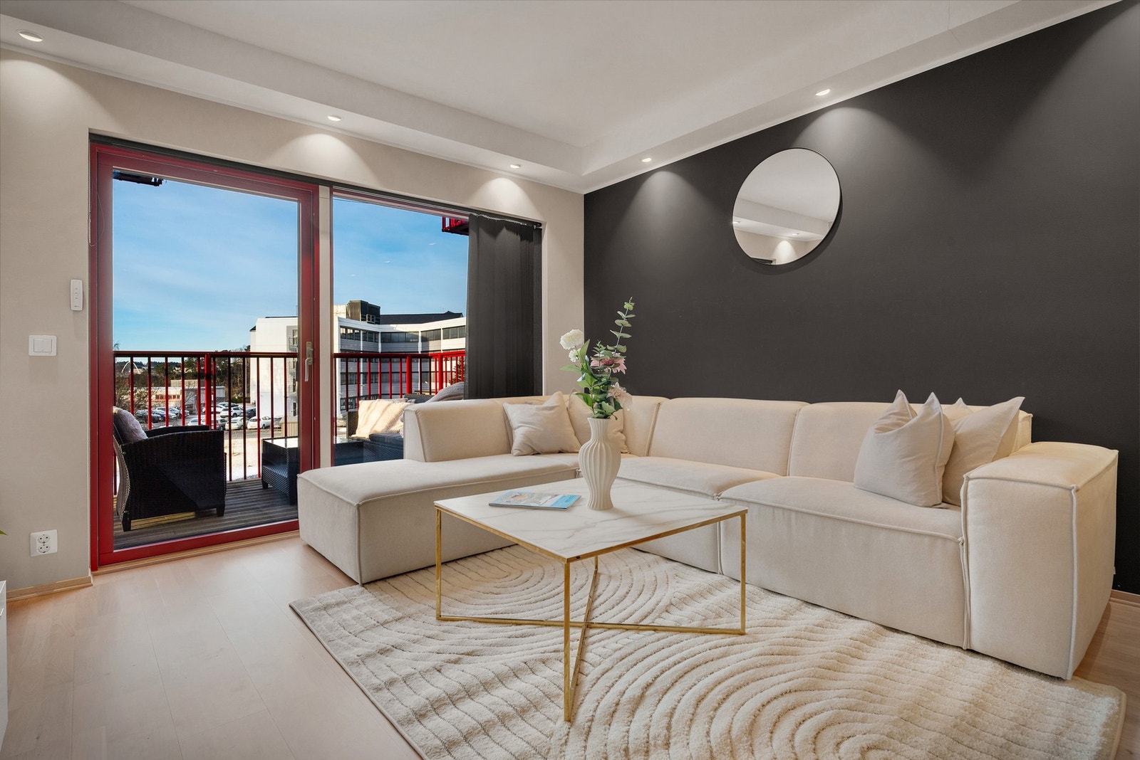 Boligen har en åpen stue-/kjøkkenløsning som gir god plass til stor sofa. Galleribilde