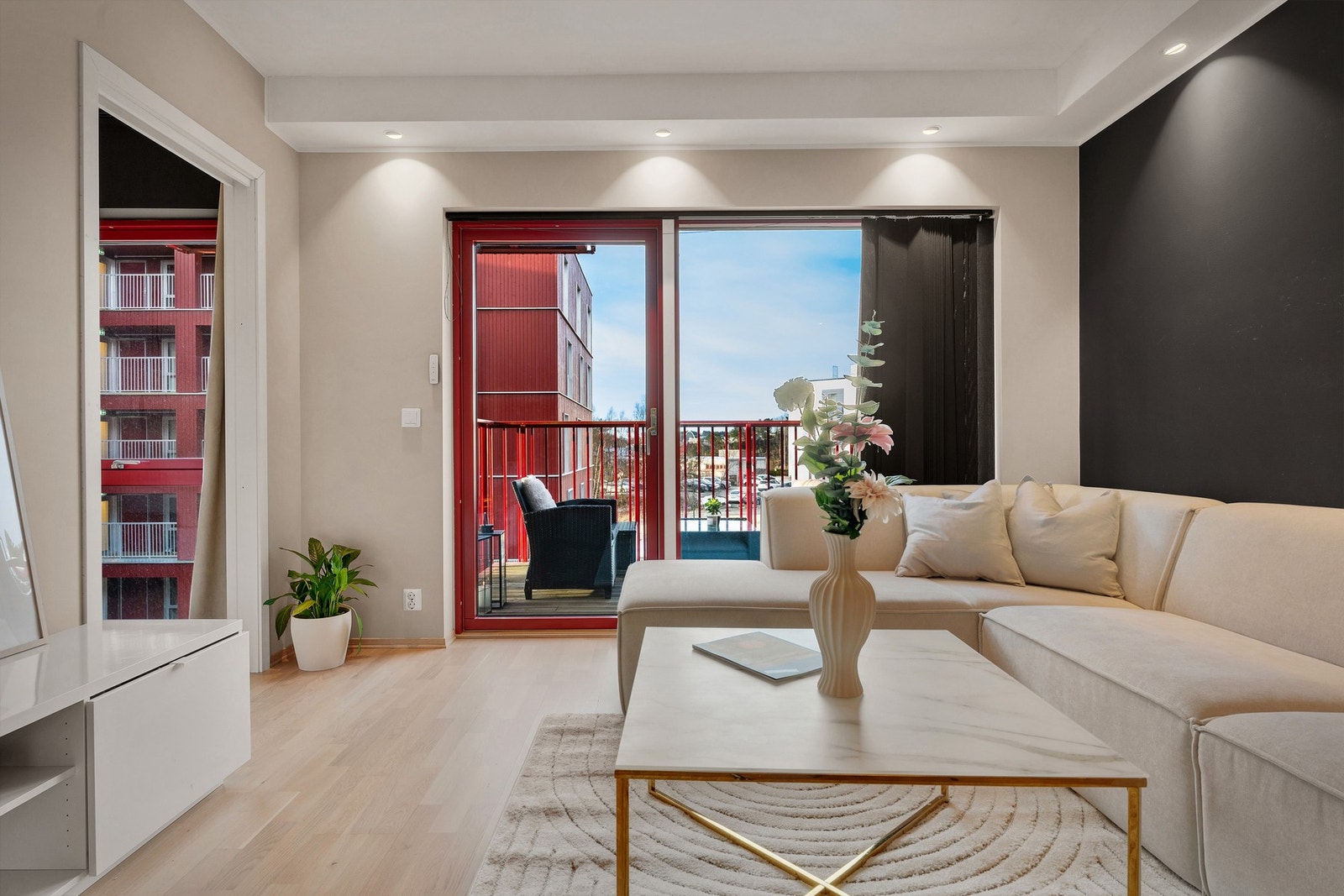 En romslig stue med god plass til det man skulle ønske av innredning. Galleribilde